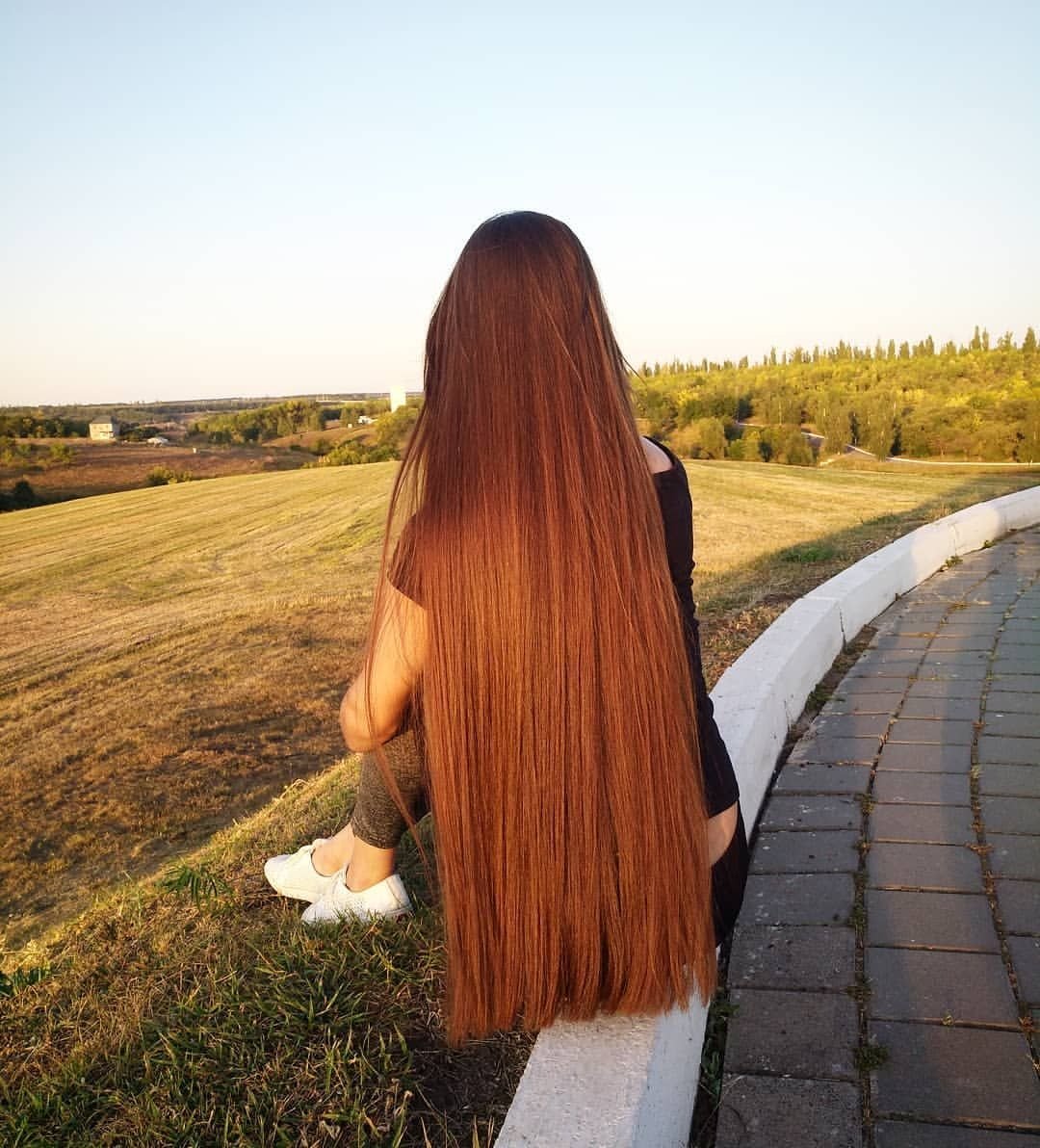 Девушка спиной с длинными волосами на фоне солнца — Картинки и �авы