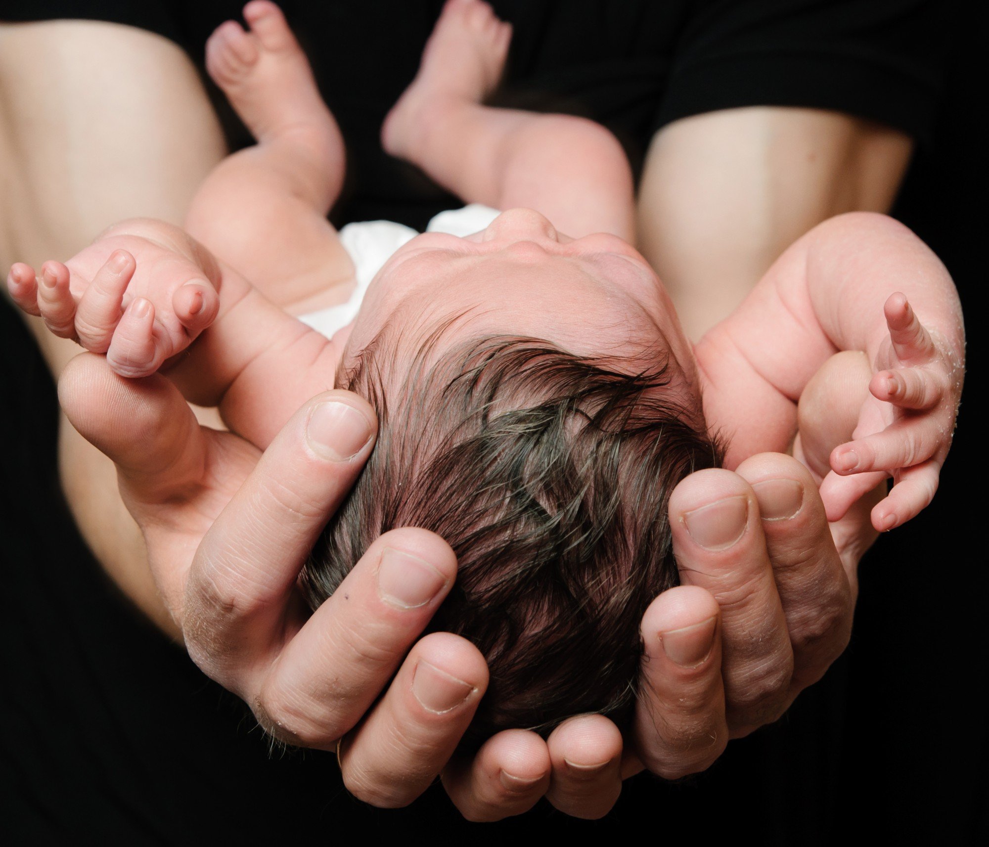 Новорожденный без мамы. Новорожденный на руках. Рука новорожденного ребенка. Младенец на руках. Новорожденный ребенок в руках матери.