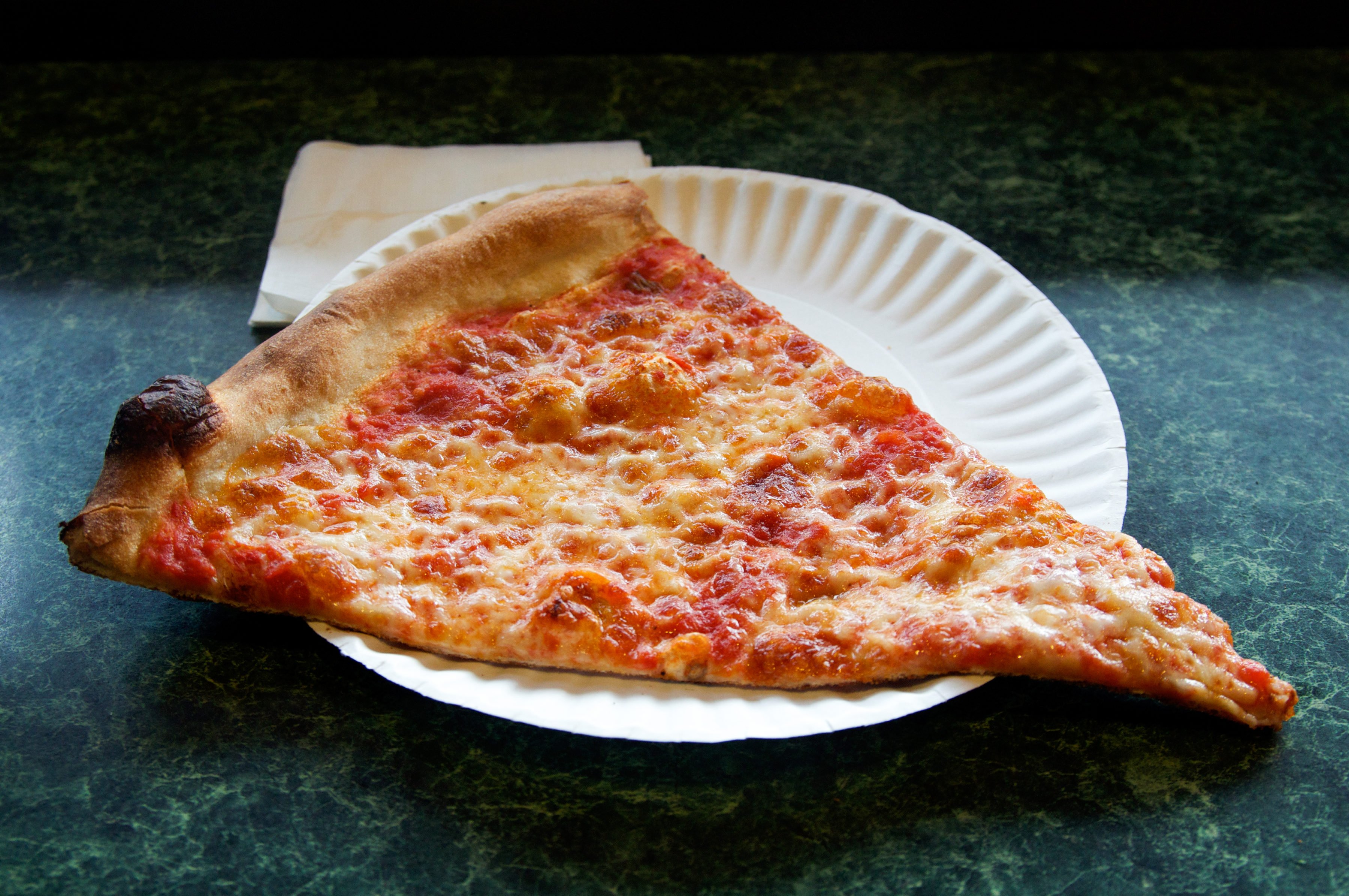 Тесто хат. Пицца Нью-йоркского стиля. Нью Йорк Слайс пицца. Американская пицца. Пицца американка.