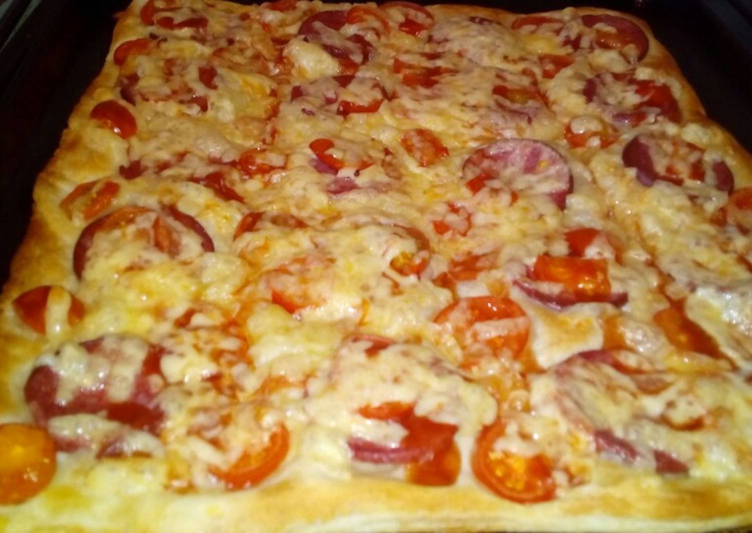 пицца со слоеным тестом в духовке рецепт с колбасой и сыром и помидорами и грибами (120) фото