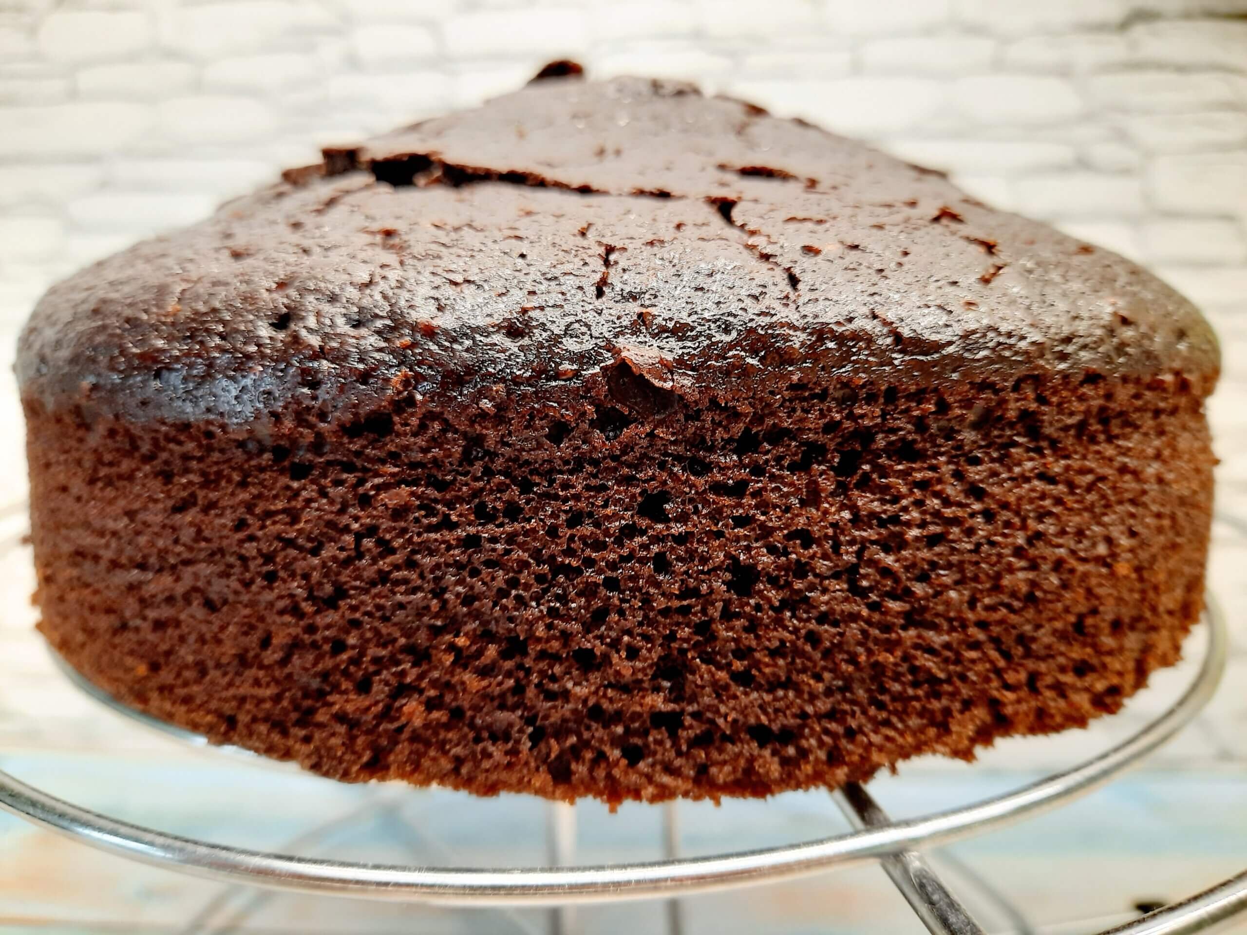 Простой рецепт шоколадного бисквита в духовке. Шоколадный торт на кипятке. Бисквит Корж шоколадный. Бисквит шоколад на кипятке. Воздушный шоколадный бисквит.