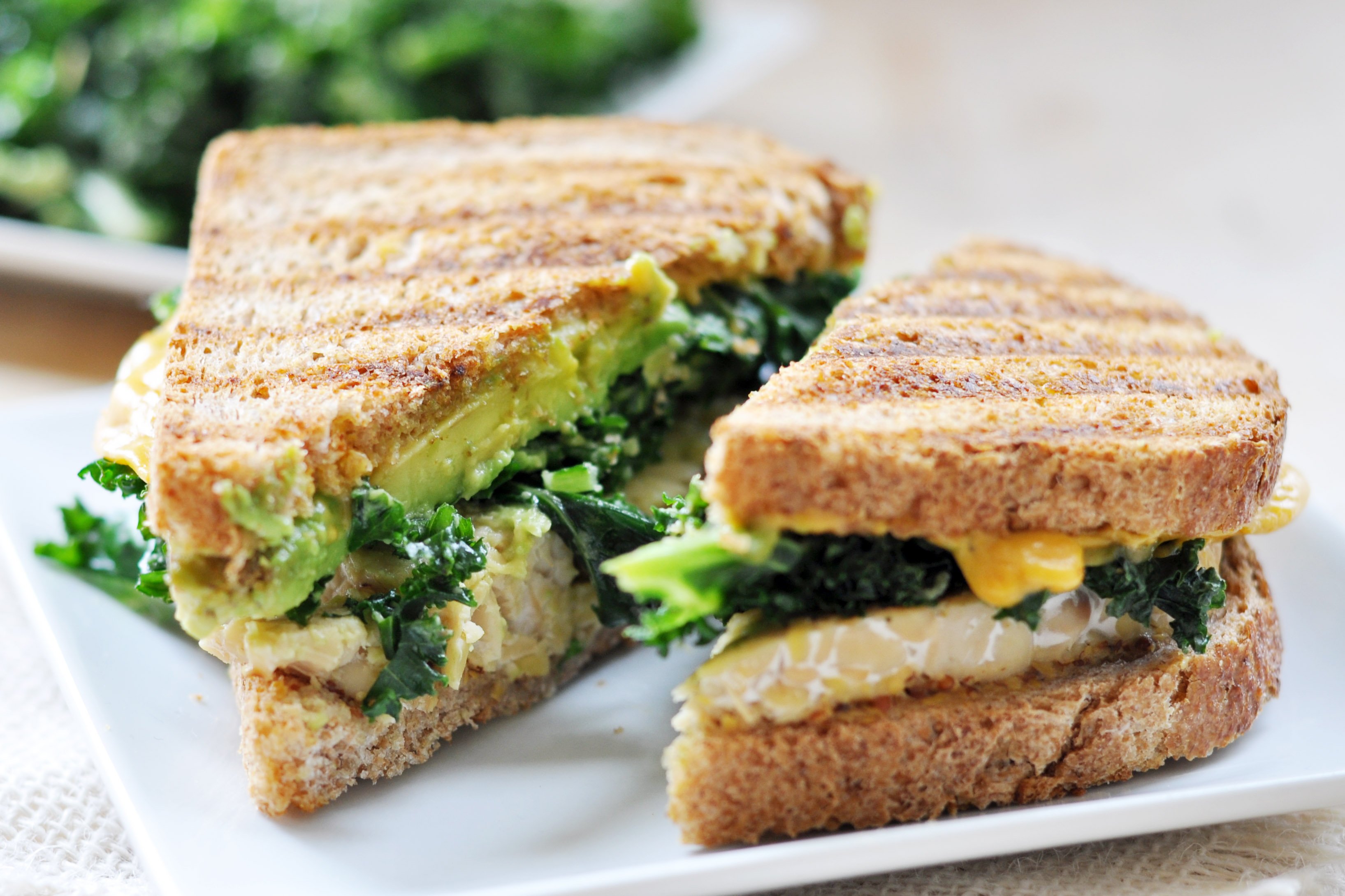 Сэндвичи на завтрак рецепты. Вегетарианский сэндвич. Сэнвичиз цельнозернового хлеба. Сэндвич с курицей. Вегетарианские бутерброды.