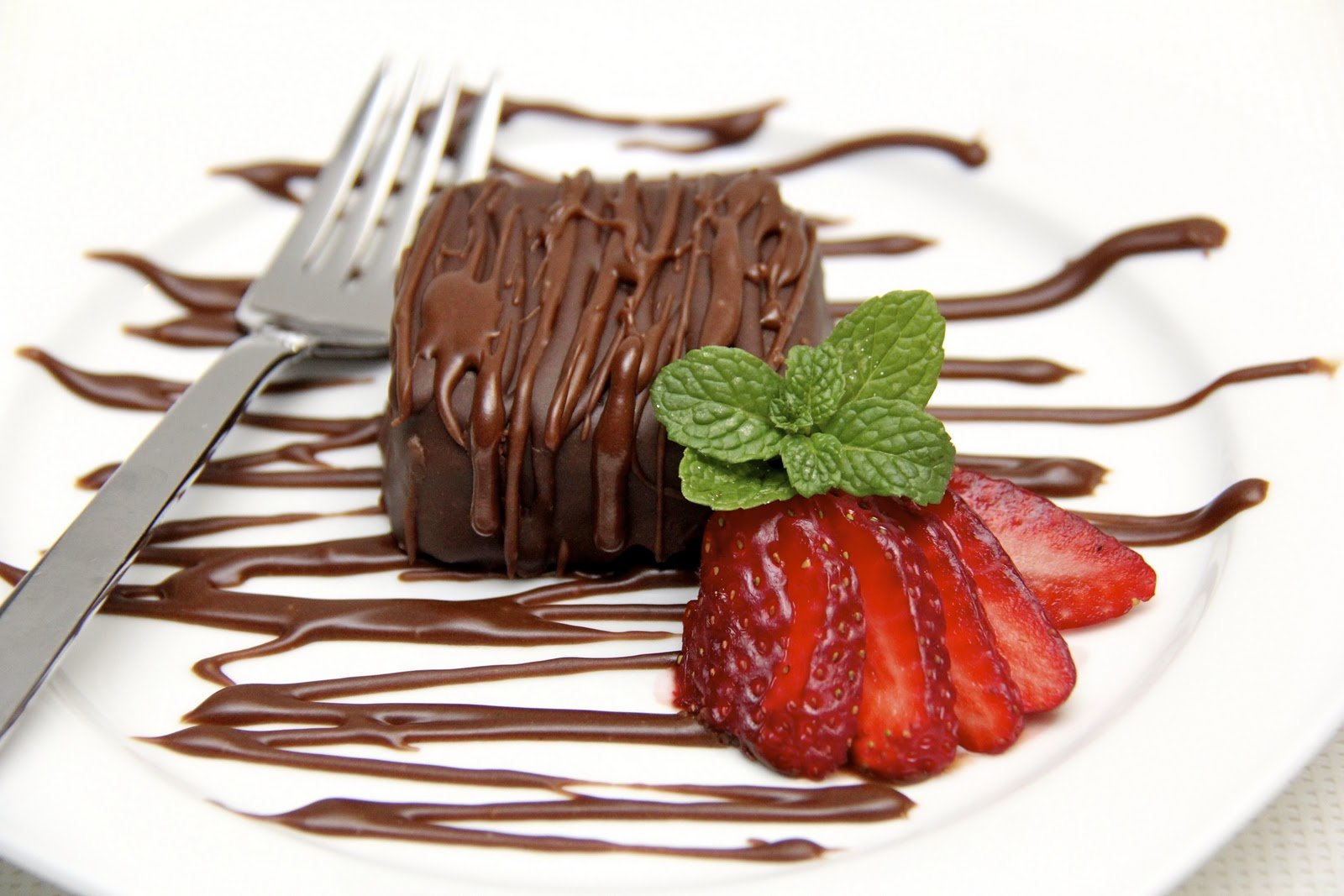 Шоколадная тарелка. Шоколадный десерт. Украшение десертов шоколадом. Сложные горячие Десерты. Шоколад на тарелке.