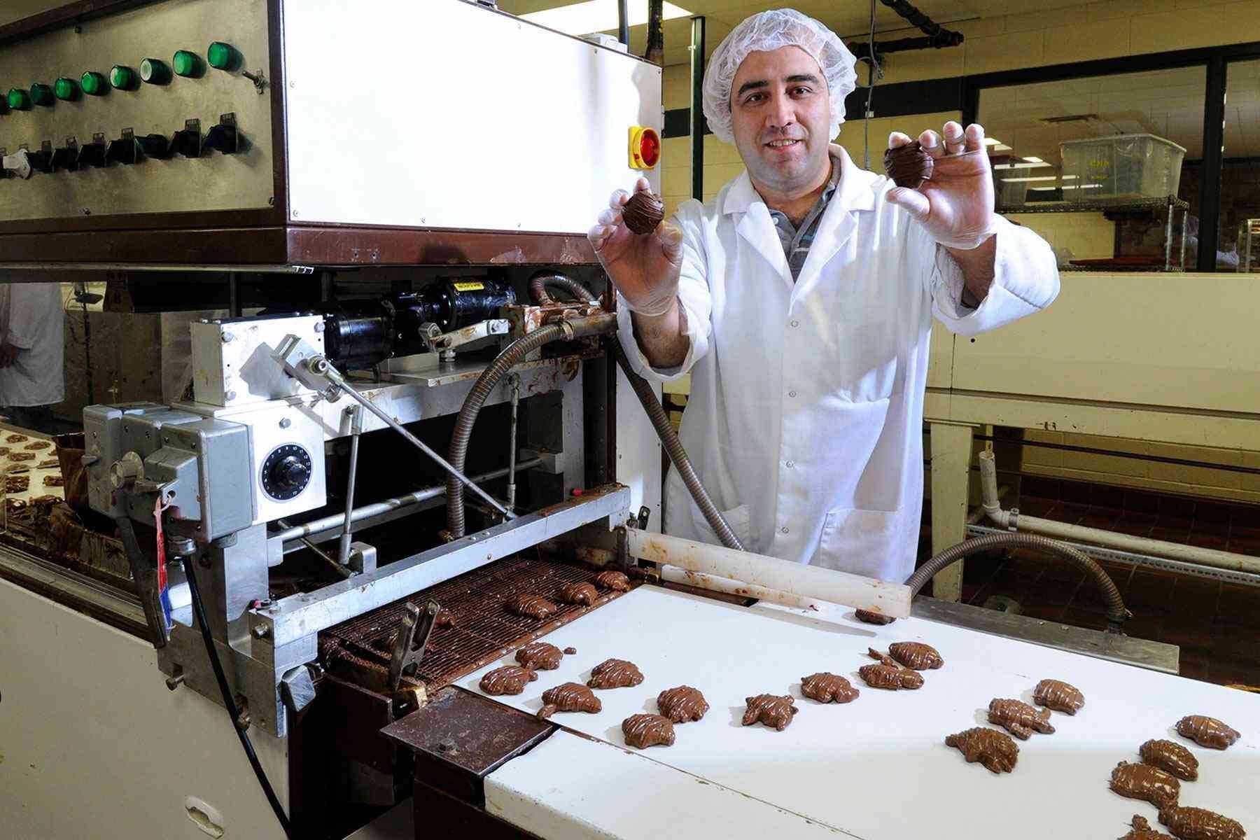Работа на шоколадной фабрике. Шоколадная фабрика Шокостайл. Кондитерская фабрика Воткинск. Кондитер конфетчик. Производство конфет.