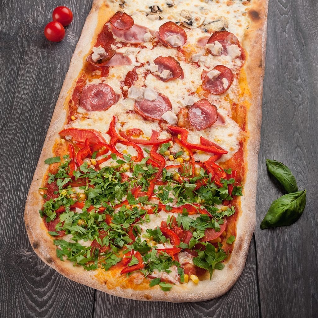 Спб доставка пиццы телефон. Бирман пицца метровая. Длинная пицца. Огромная пицца. Итальянская пицца метровая.