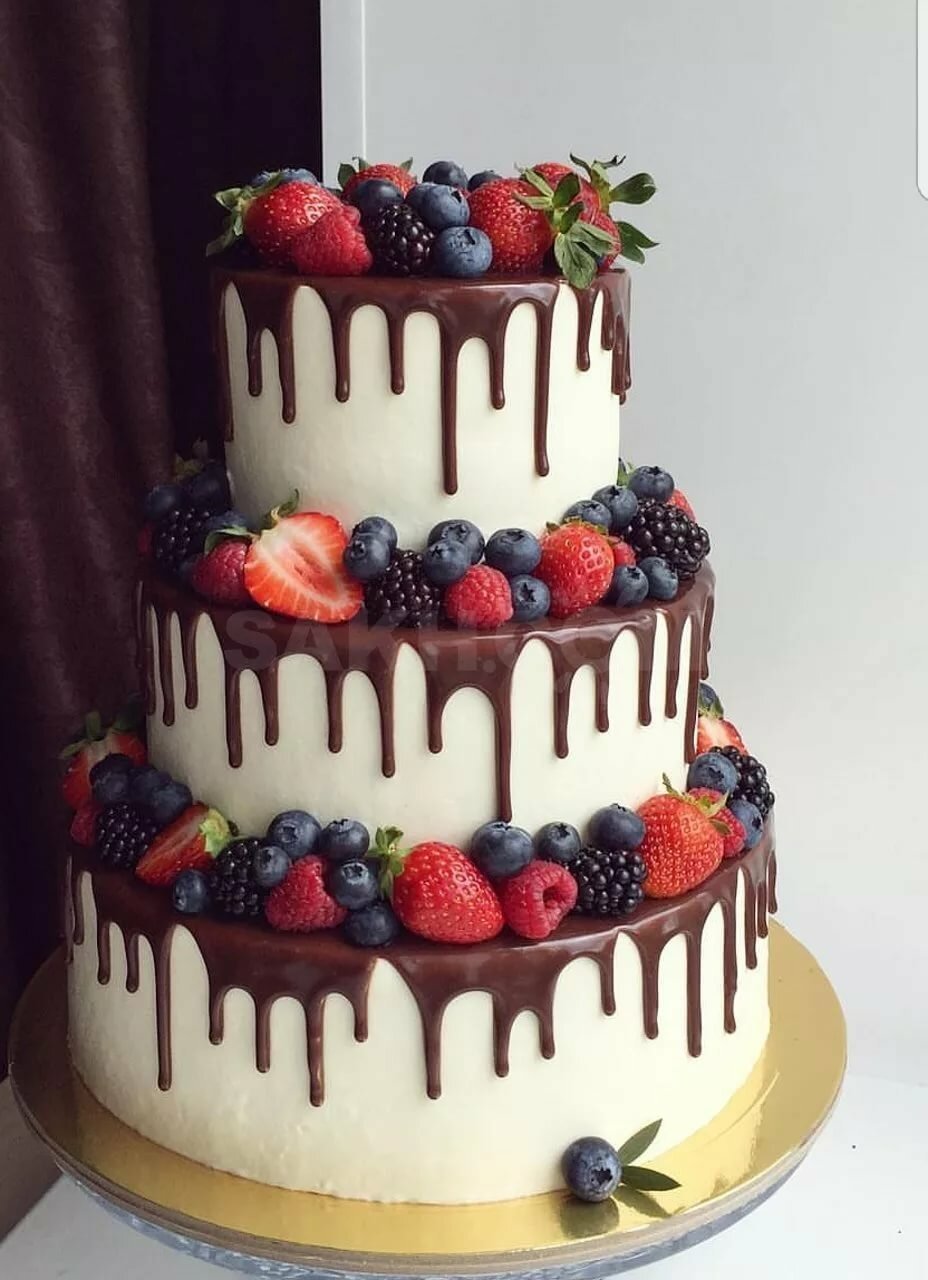 Двухъярусный свадебный торт с ягодами