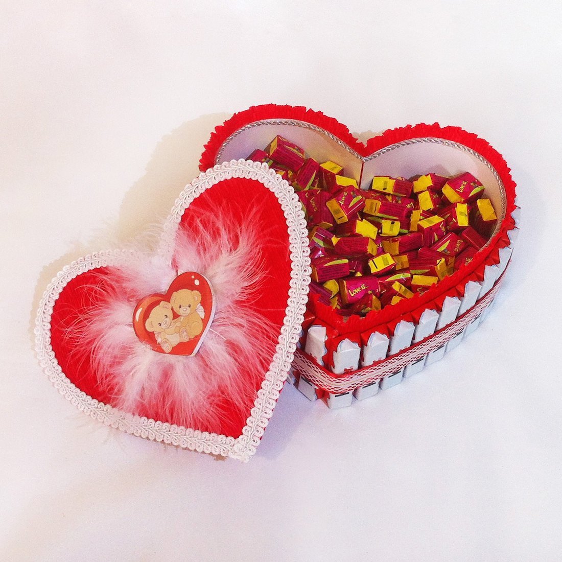 Сердце сладостью. Сердце из конфет. Сердечко из конфет. Красивые подарки из конфет. Сладкие подарки на день влюбленных.