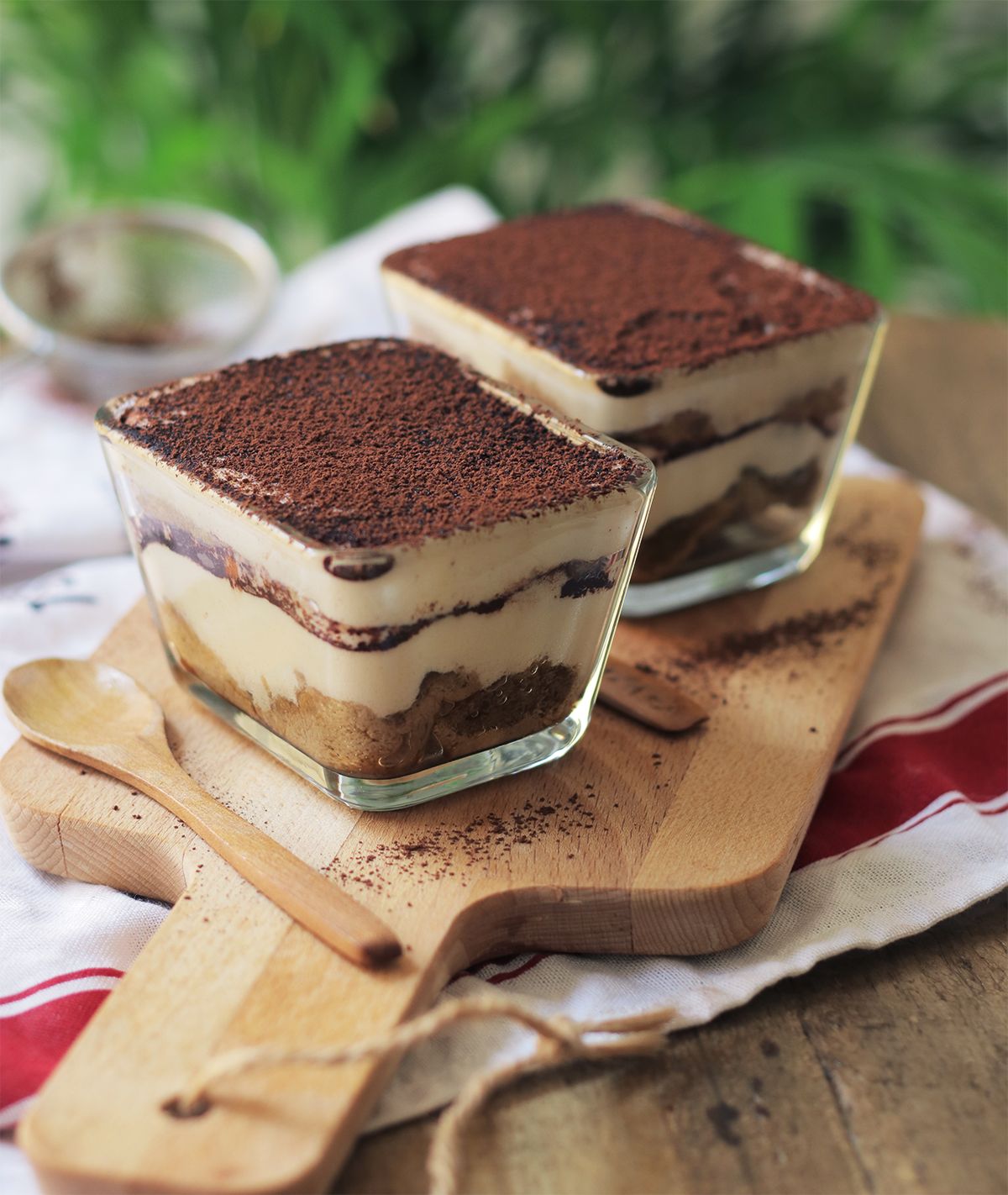 Рецепт пирожных из печенья. Пирожное тирамису. Итальянский тирамису. Десерт тирамису классический. Тирамису десерт Италия.