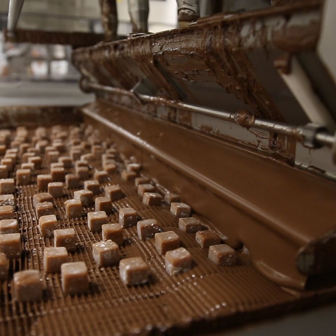 Покажи шоколадную фабрику. Шоколадная фабрика Бабаевская экскурсия. Шоколадная фабрика Ольгинск. Шоколадная фабрика мандейлез. Шекснинская шоколадная фабрика.