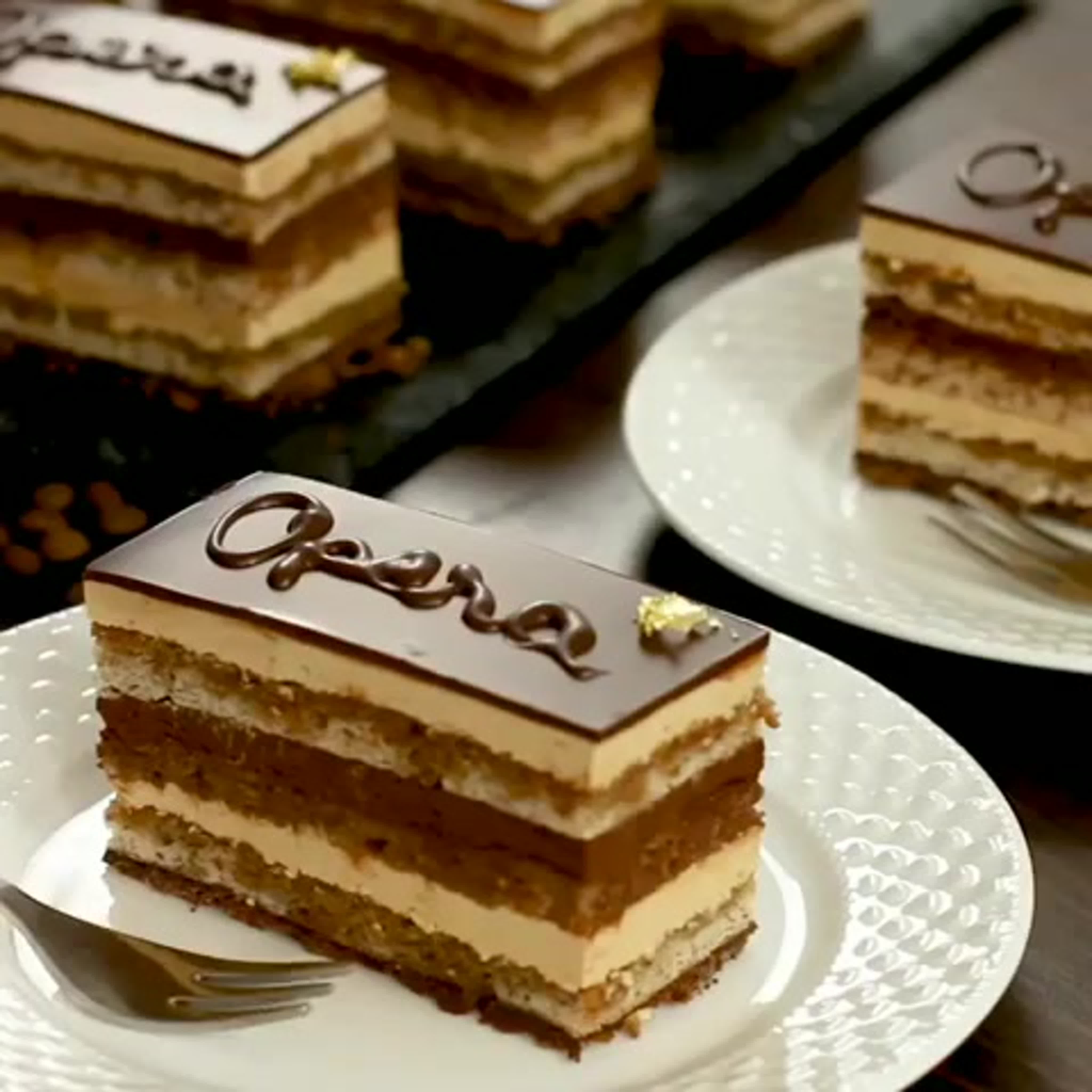 Торт опера купить. Опера Шоколадница. Торт опера. Торт опера классический. Шоколадный торт опера.