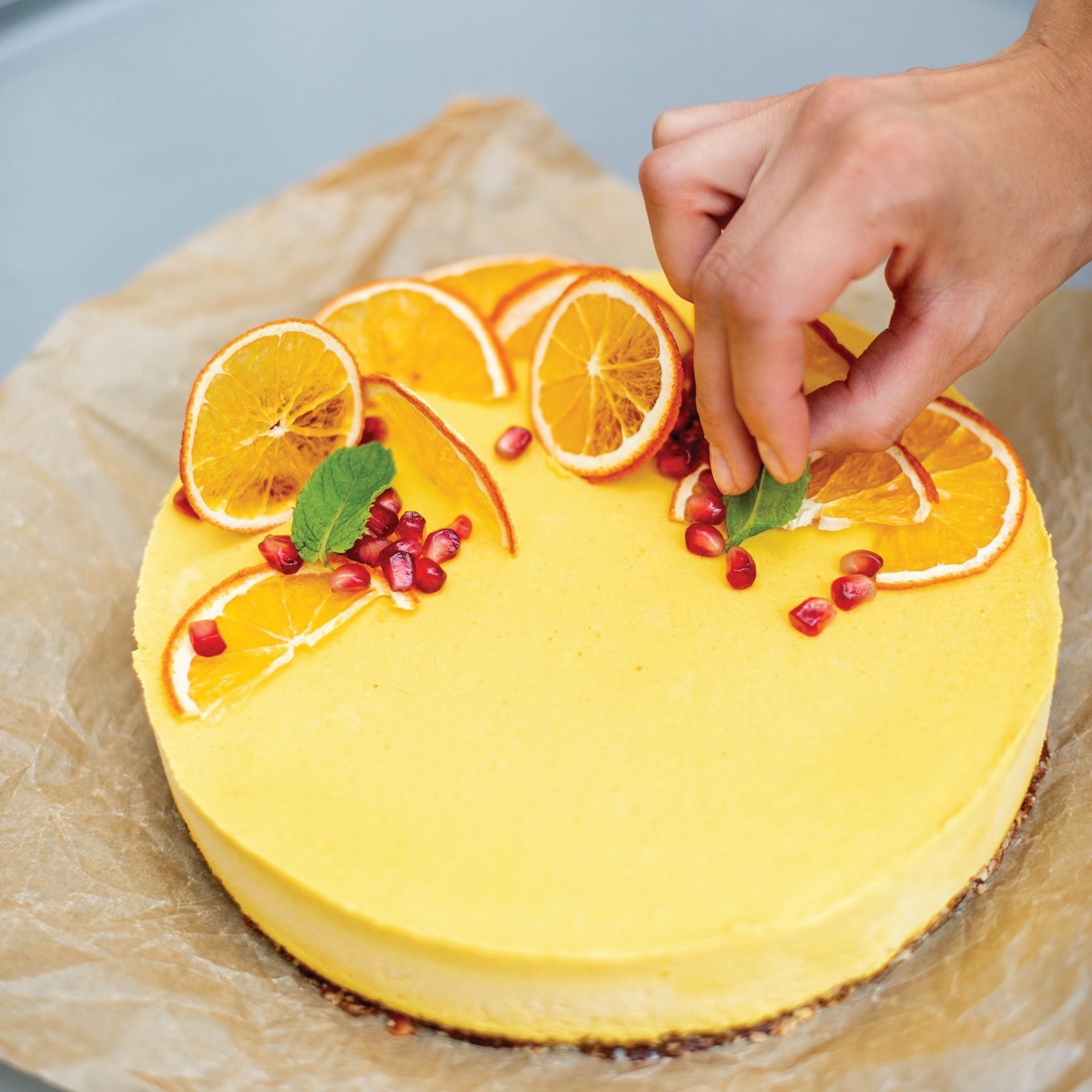 Торт в домашних условиях с лимоном. Муссовый торт манго-маракуйя. Муссовый торт манго клубника. Муссовый торт апельсин. Торт манго апельсин.