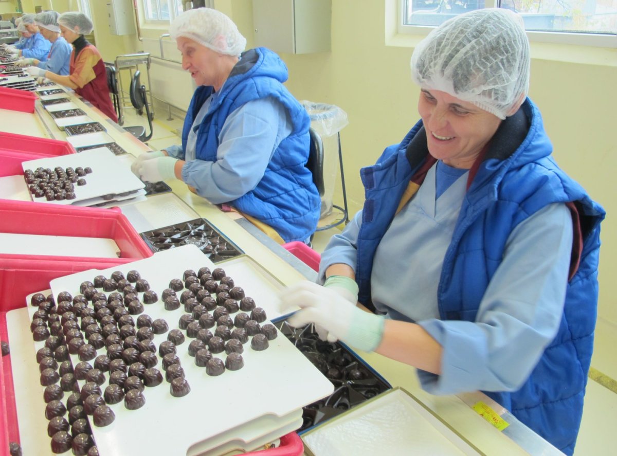Фабрика шоколада отзывы. Новосибирская (кондитерская фабрика). Самарская конфетная фабрика. Фабрика шоколада. Фасовка конфет на шоколадной фабрике.