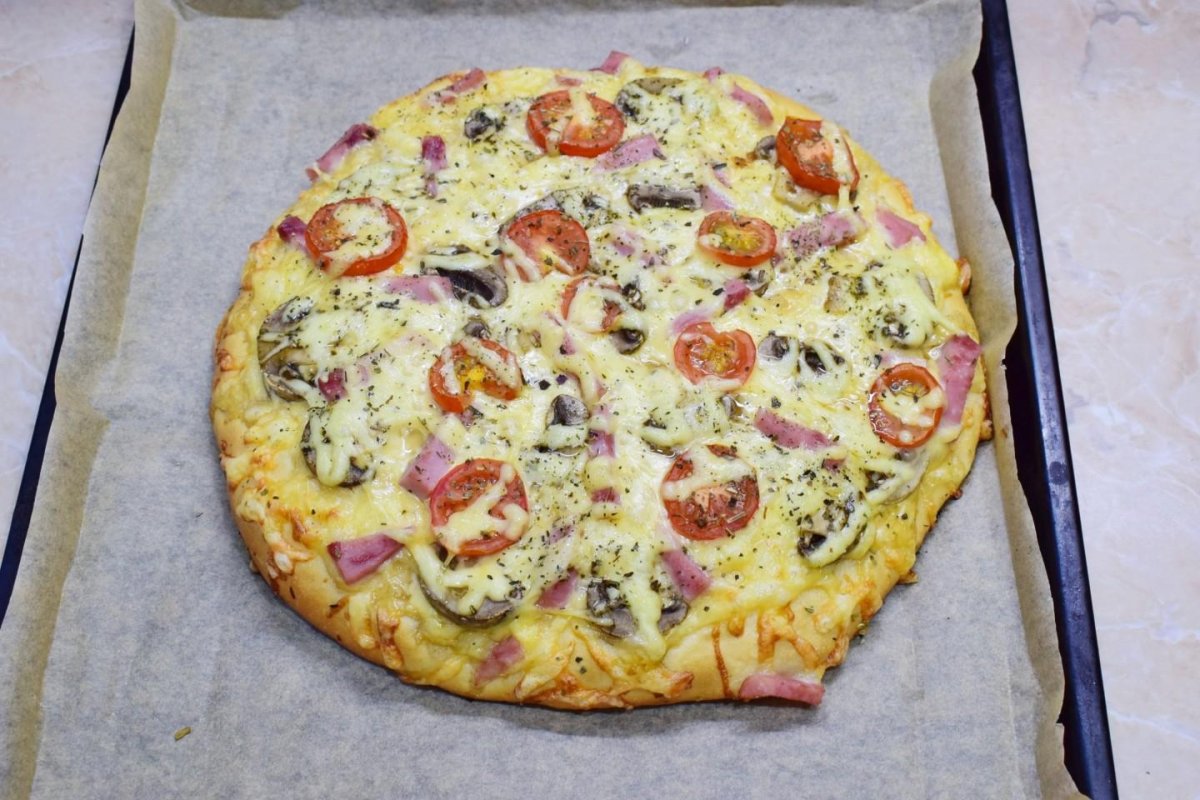 Пицца с толстым тестом. Американская пицца на толстом тесте. Пицца с толстыми краями. Пицца из Толстого лаваша в духовке.