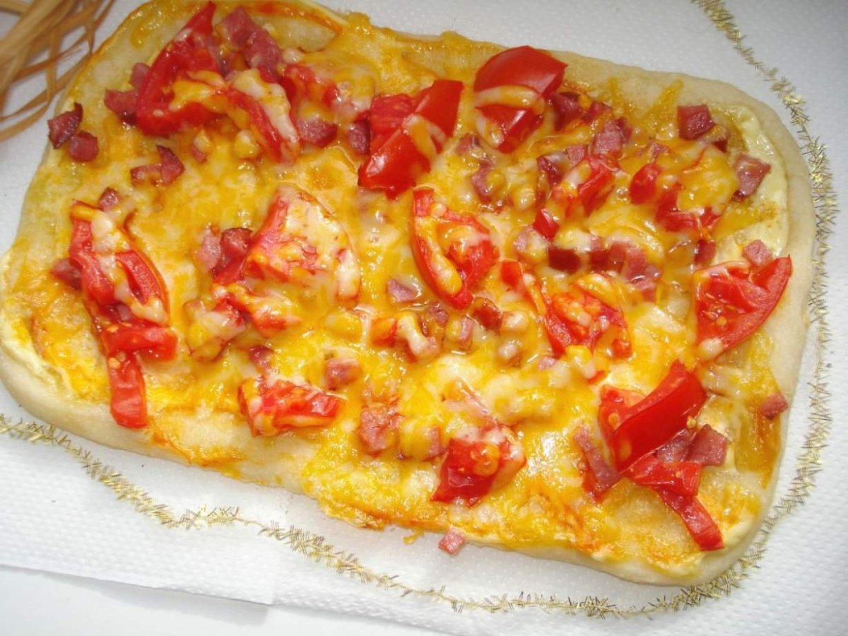 фото пиццы в домашних условиях в духовке с фото с колбасой и сыром и помидорами фото 117