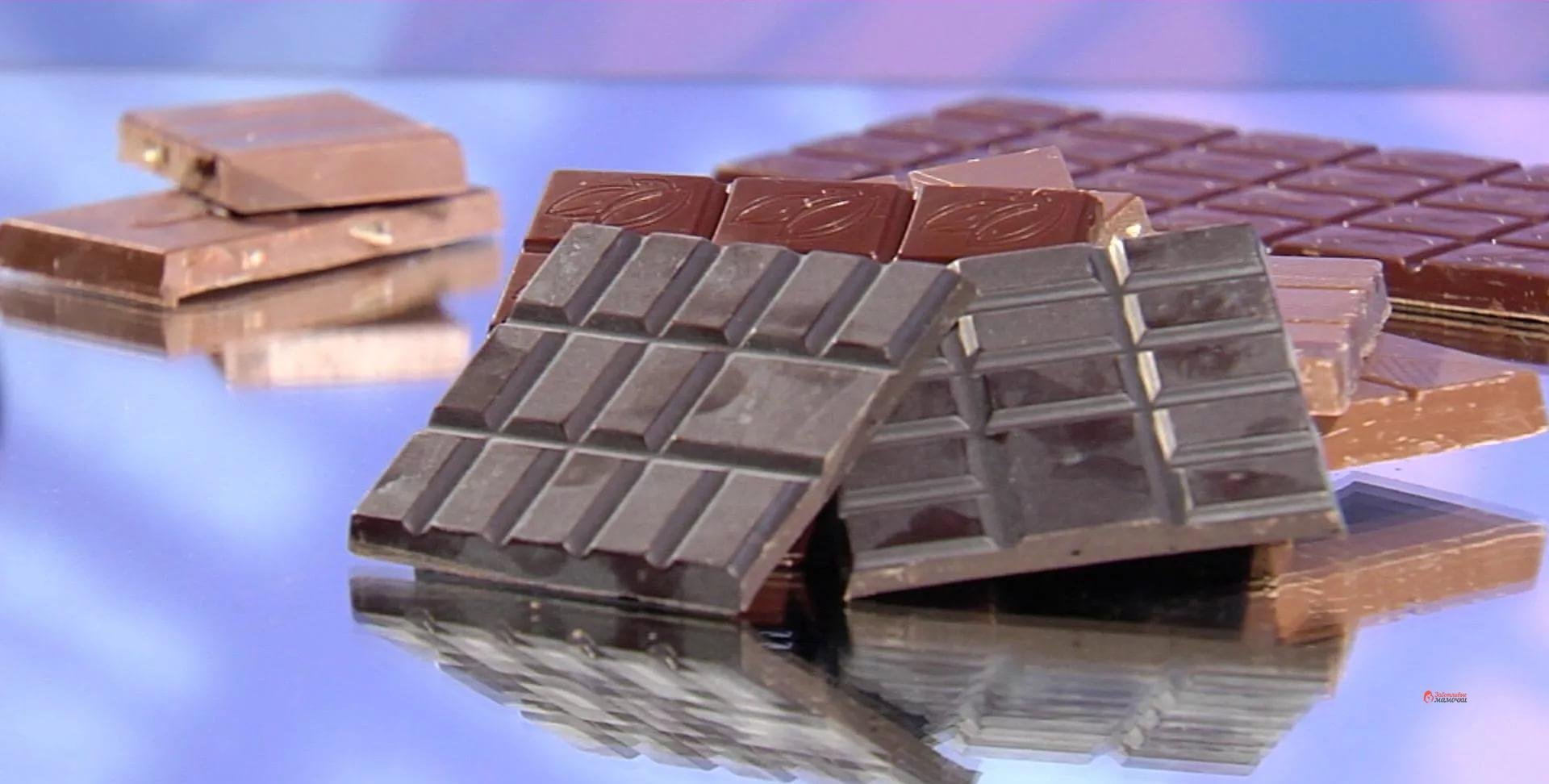 Сколько лет шоколадке. Жировое поседение шоколада. Плитка шоколада. Шоколадная плитка. Сахарное поседение шоколада.