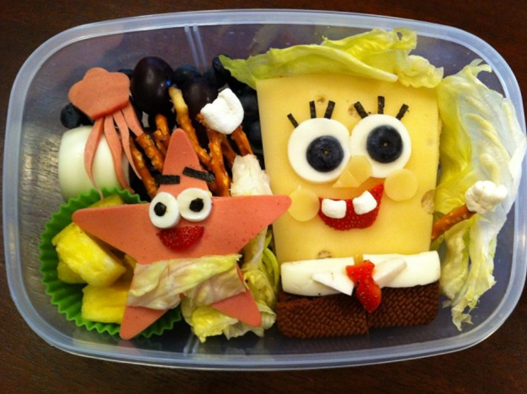 Что можно приготовить из детской. Бенто торт Спанч Боб. Бутерброды для детей. Креативные бутерброды. Красивые бутерброды для детей.
