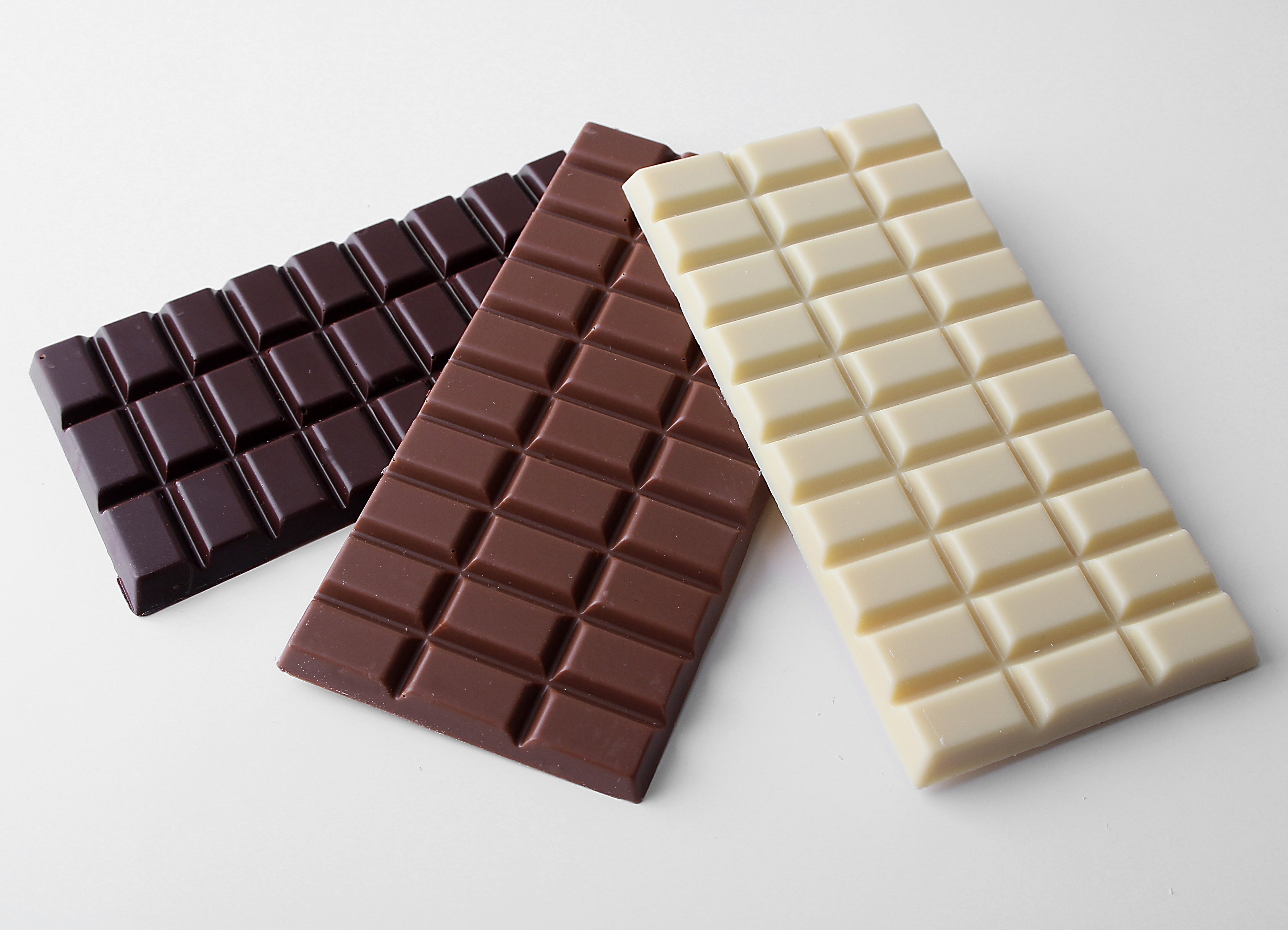 Точки шоколад. Chocolate Bar Мадо. Плитка шоколада. Плиточный шоколад. Долька шоколада.