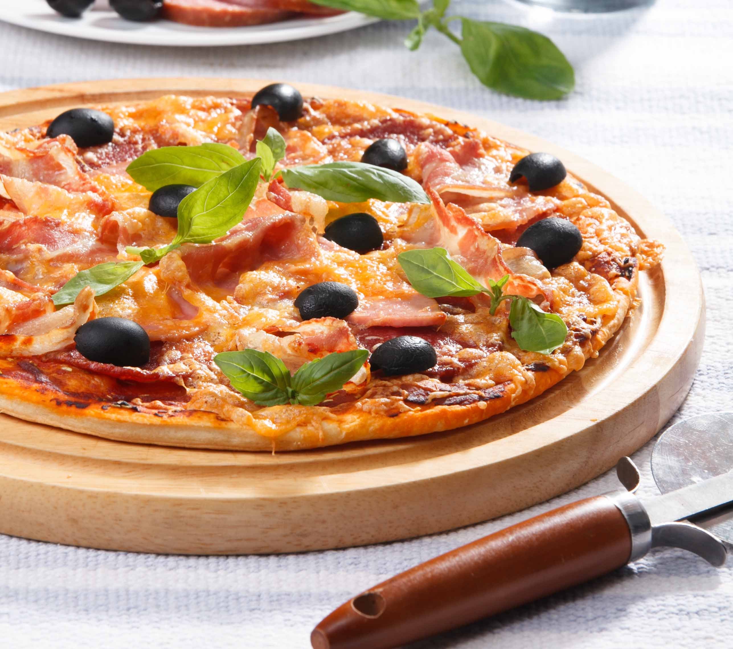 Пицца с колбасками. Пицца салями с оливками. Пицца пепперони с оливками. Салями маслины помидор пицца. Пицца с маслинами и колбасой и помидорами.
