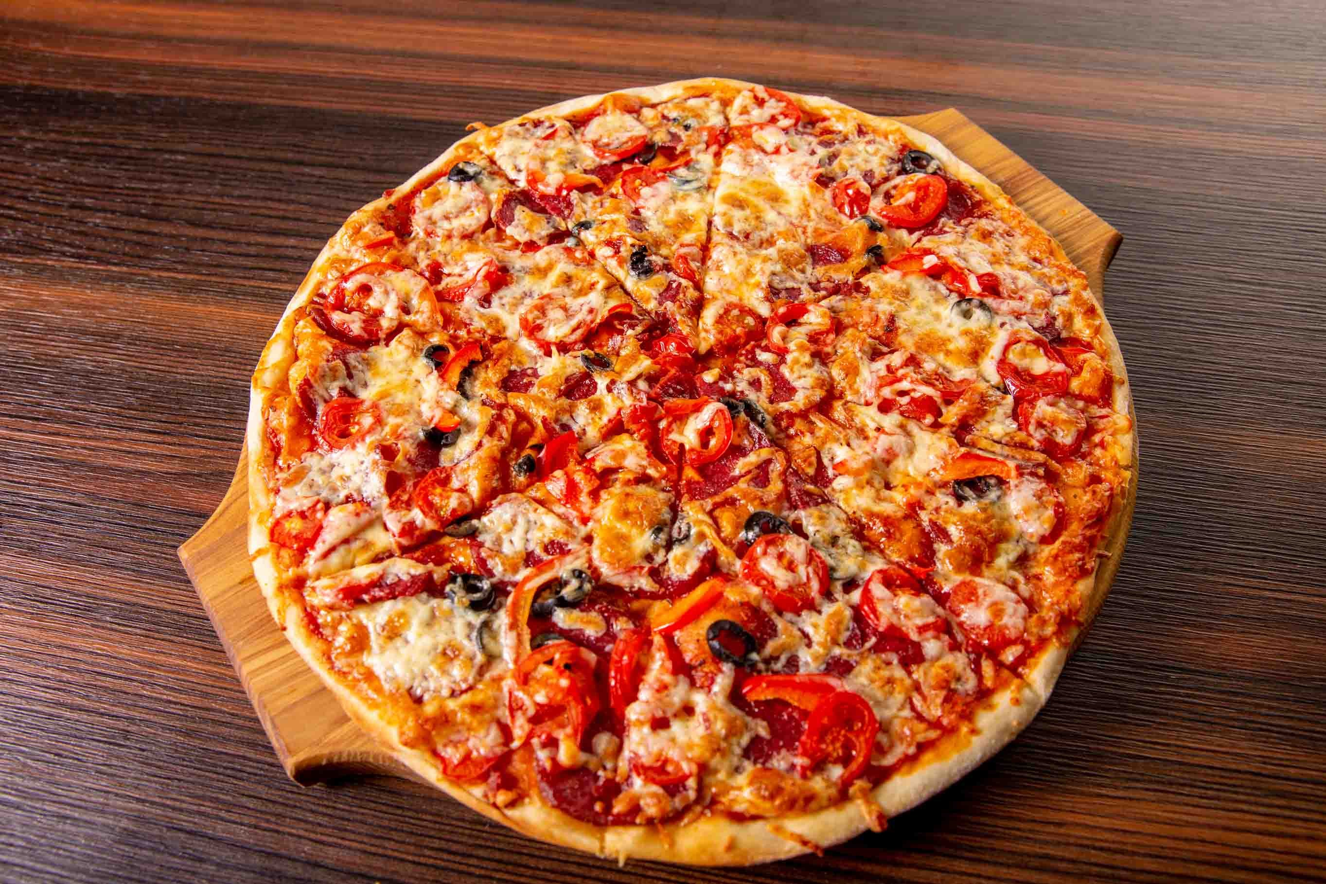 пицца с курицей и помидорами фото