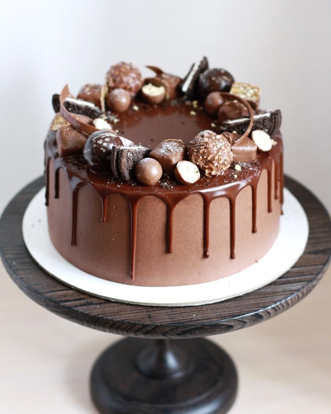 Торт украшенный шоколадом и конфетами