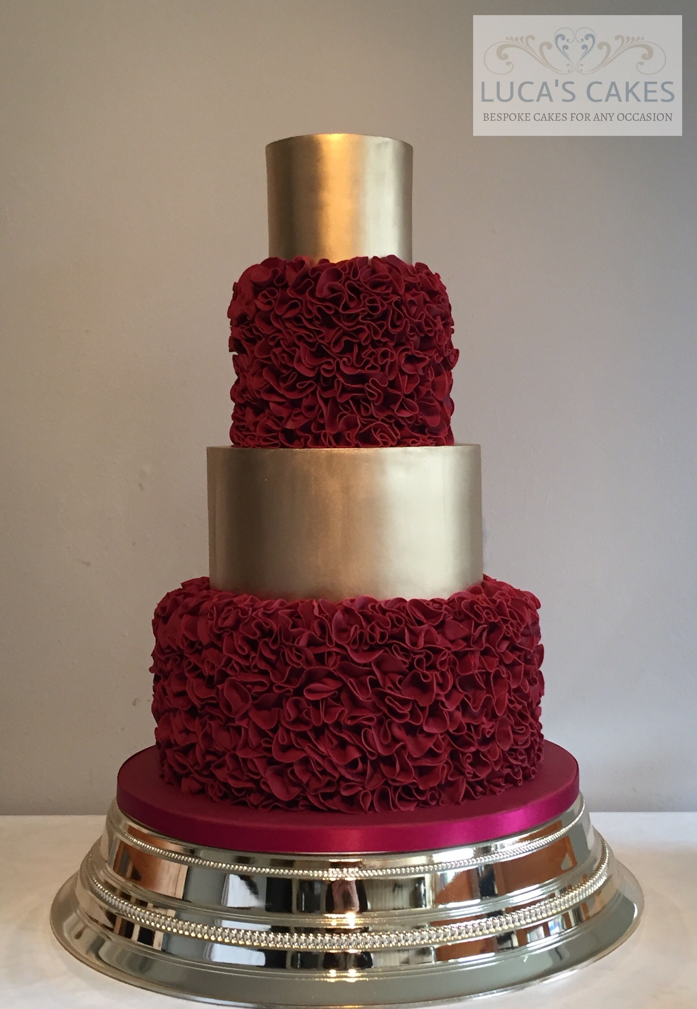 Торт красно золотой. Свадебный торт бордовый. Торт в бордовом цвете. Свадебный торт бардово Золотова цвета. Торт бордовый с золотым.