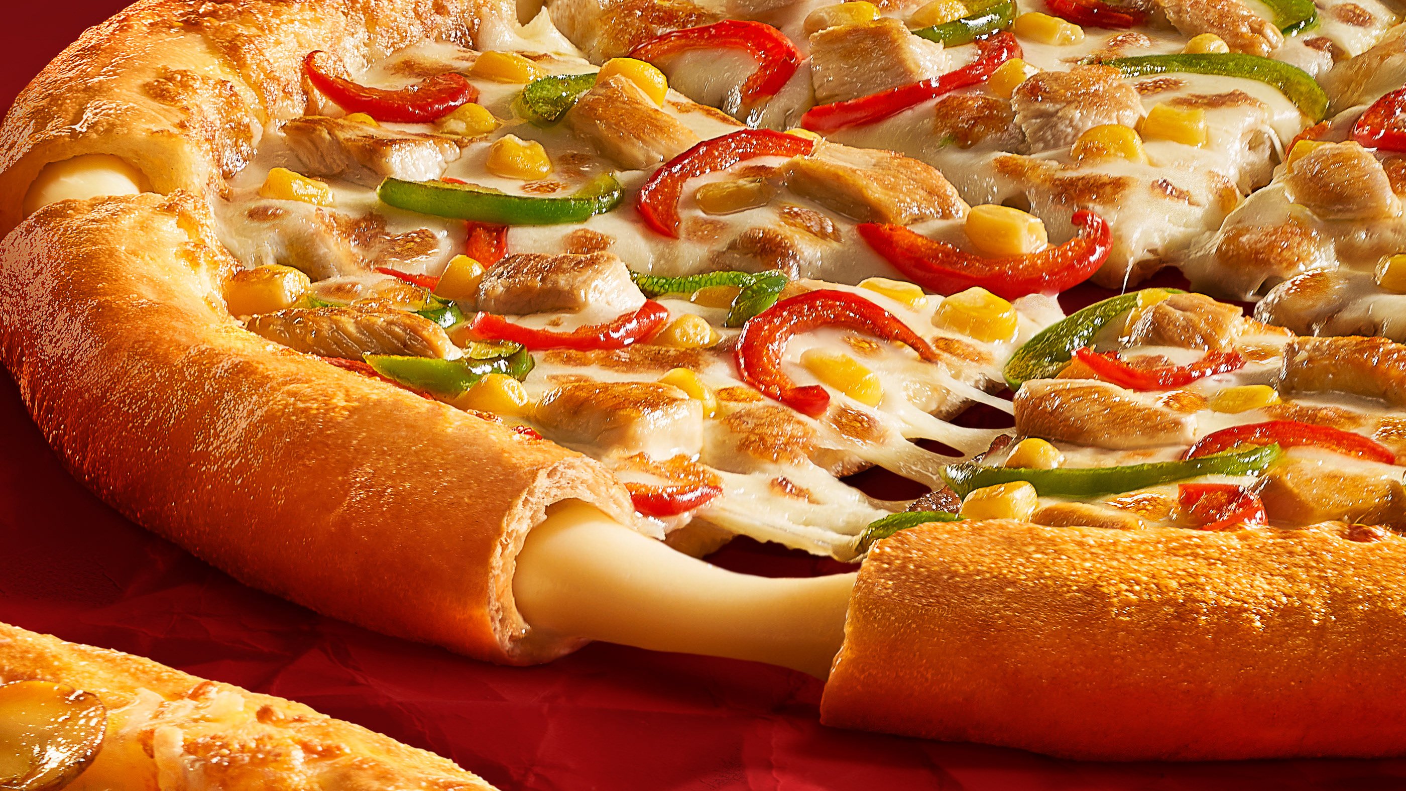 Тесто хат. "Пицца". Пицца с сосисками. Пицца вид сверху. Пицца с креветками.