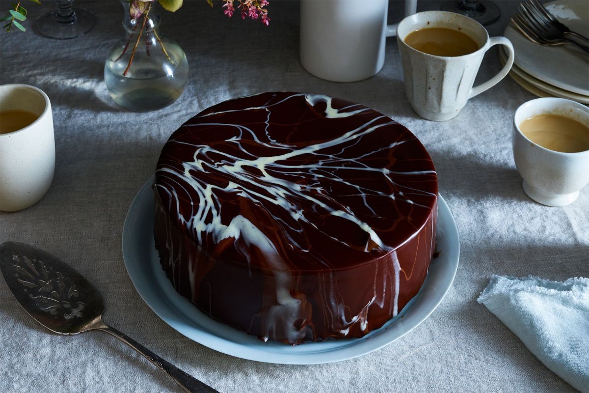 Залить шоколадом. Украшение торта шоколадной глазурью. Украсить торт шоколадной глазурью. Торты с шоколадрой глащуиью. Торт с шоколадным декором.