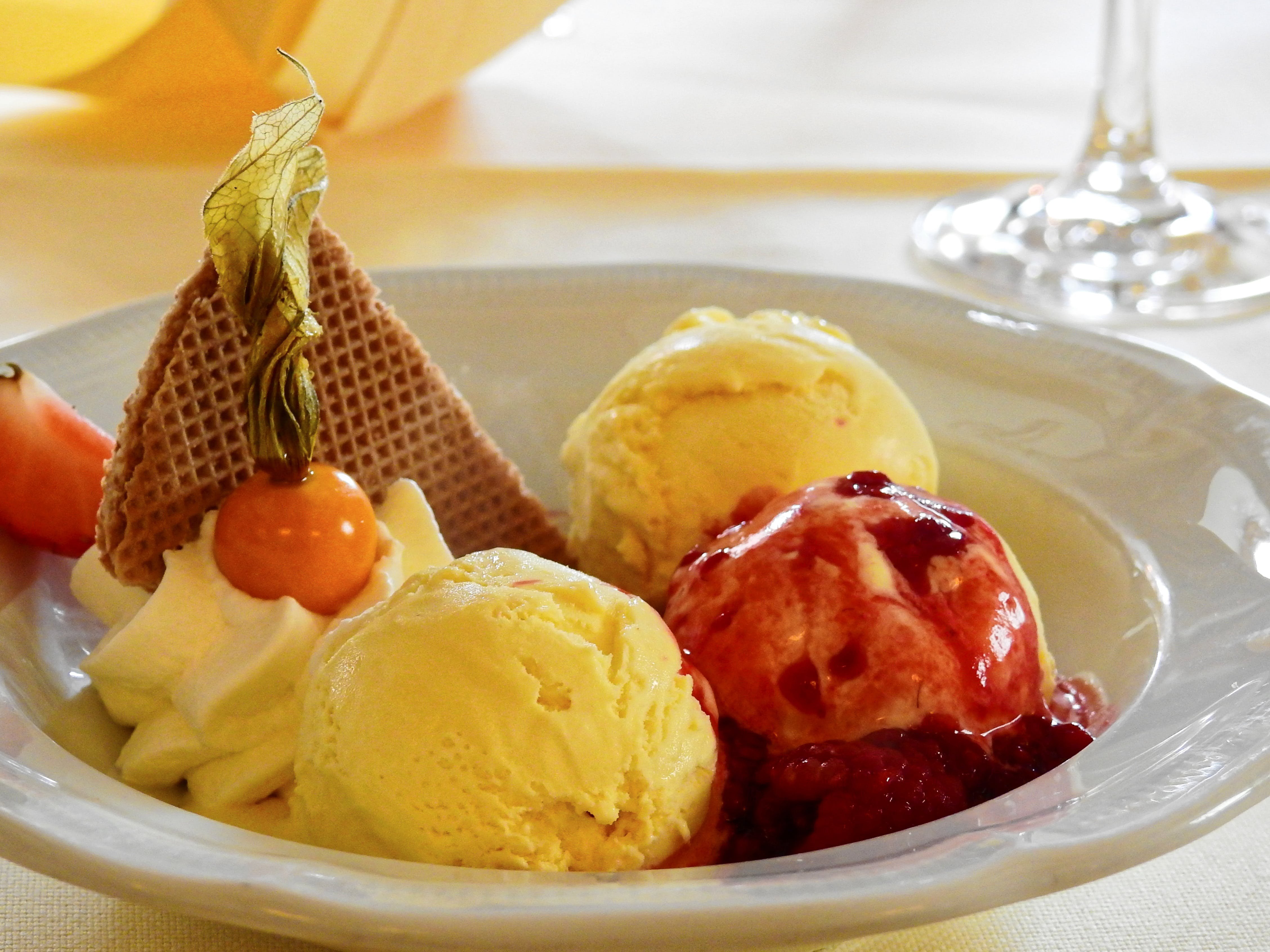 Фруктовое мороженое из фруктов. Фруктовые Десерты. Красивое мороженое. Десерт мороженое с фруктами. Красивое мороженое с фруктами.