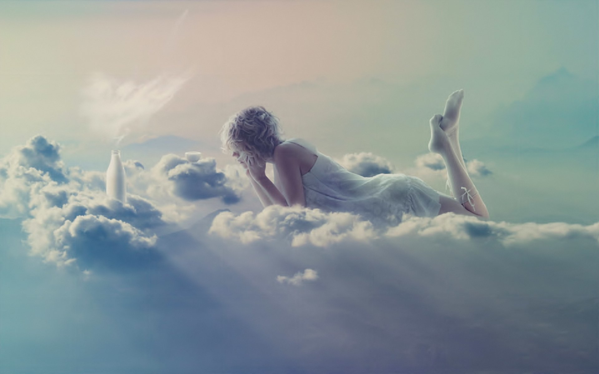Там на небе тучи. Девушка в облаках. Ангел в небе. Девушка летает в облаках. Небесные ангелы.