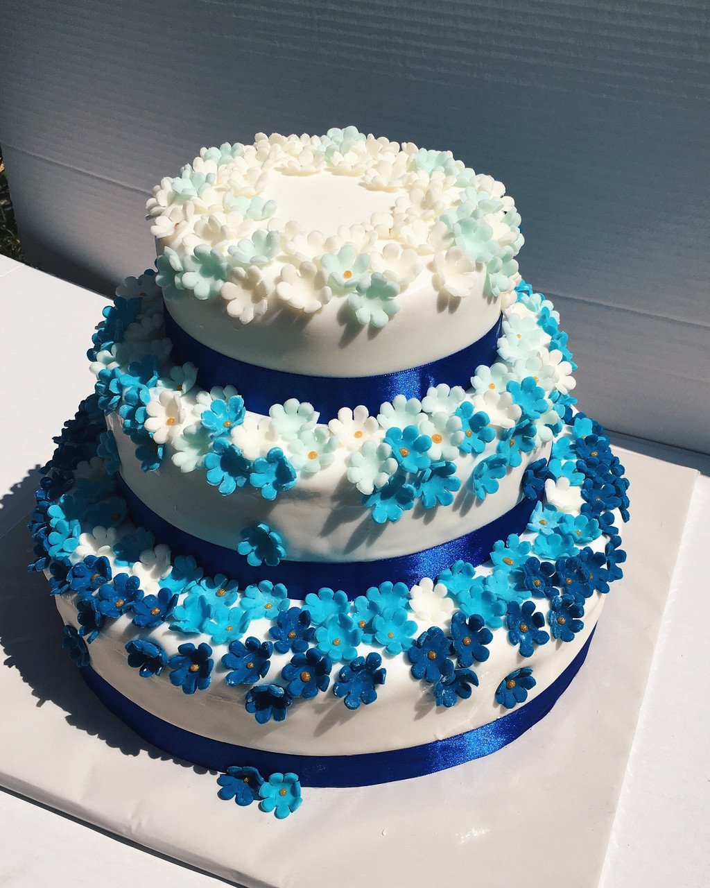 Кремово синий. Голубой торт. Свадебный торт бело голубой. Свадебный торт синий. Торт в голубых тонах.