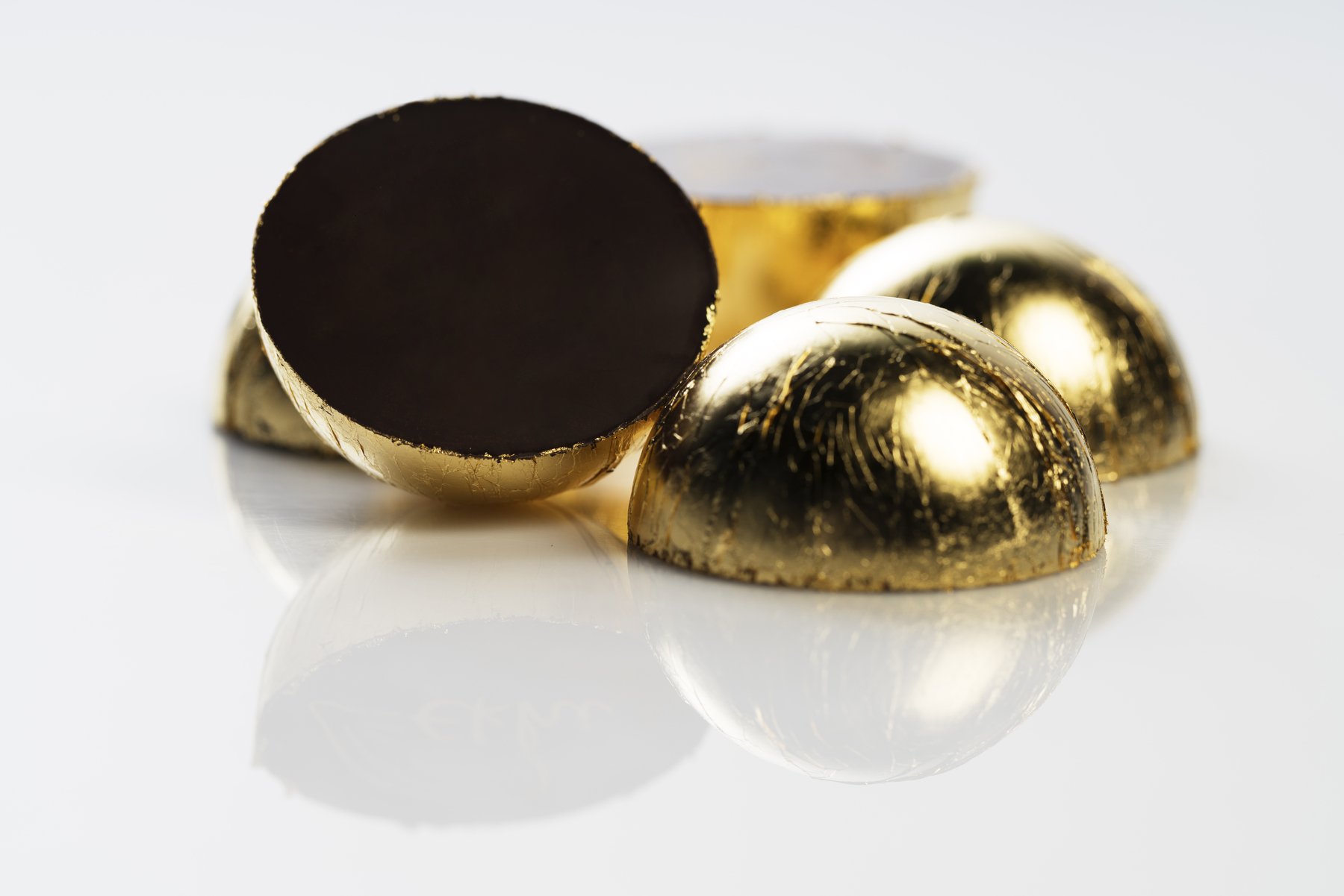 Конфеты gold. Шоколадные конфеты Gold. Конфеты в золотой обертке круглые. Шоколадные конфеты в золотой обертке. Шоколад и золото.