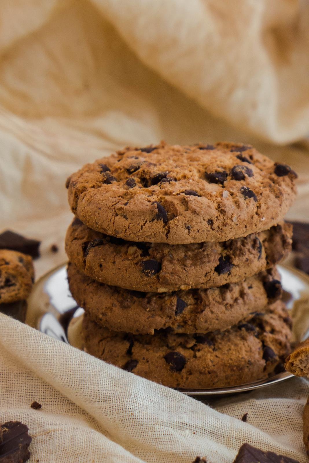 Печенье cookies с шоколадом. Американское шоколадное печенье кукис. Печенье кукис с шоколадом. Овсяное печенье с шоколадной крошкой. Круглое шоколадное печенье.