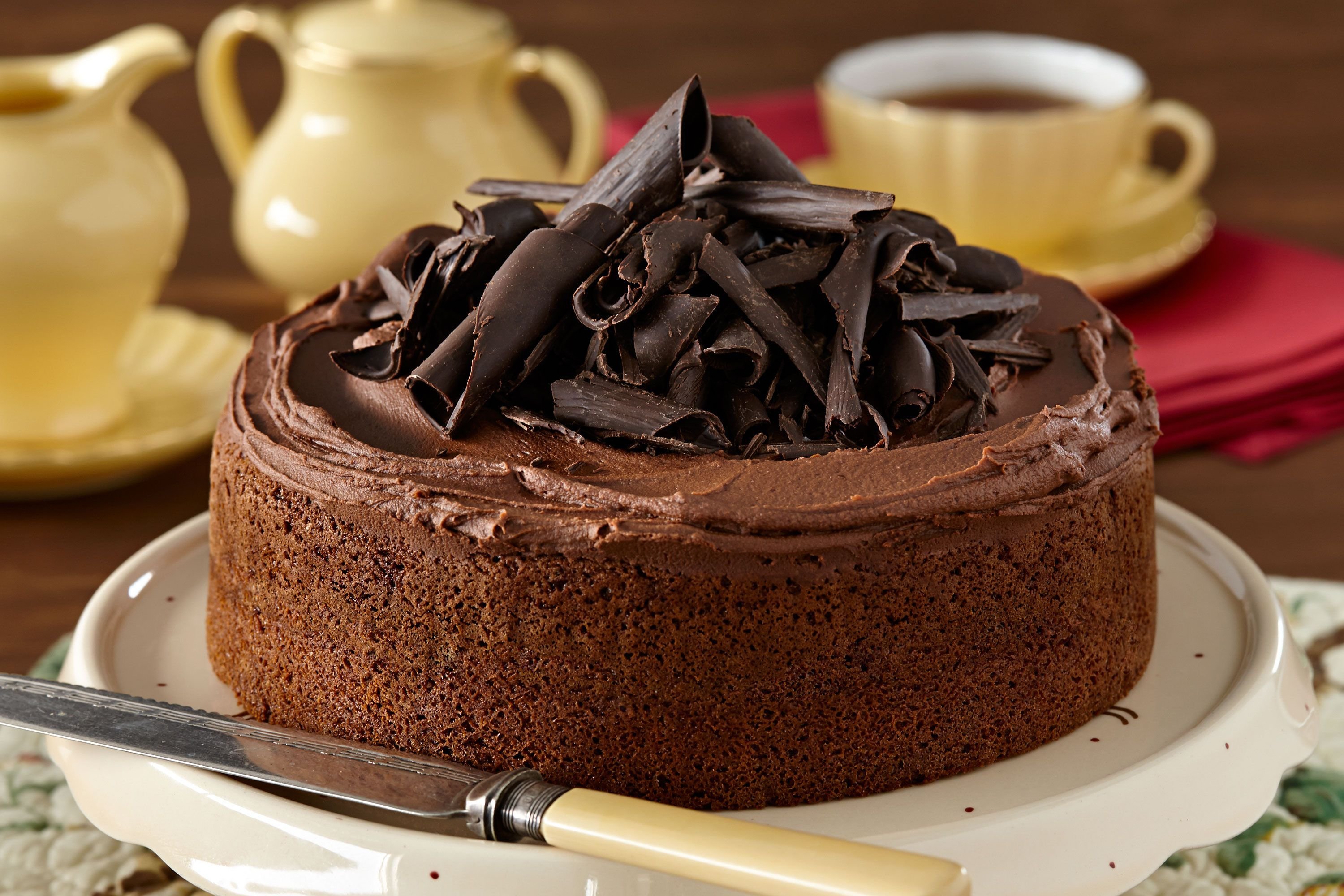 Кухне шоколадный пирог. Шоколадный торт. Шоколадный тортик. Торт с шоколадом. Торт с шоколадной стружкой.