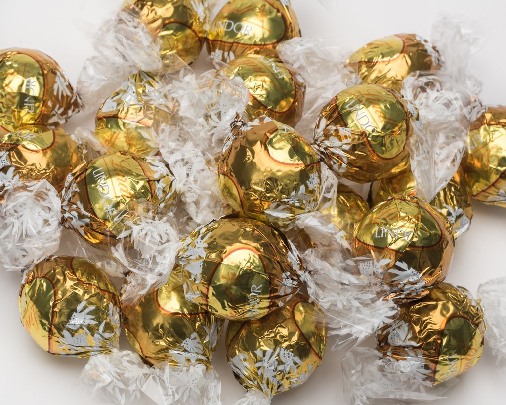Круглые конфеты в золотой обертке