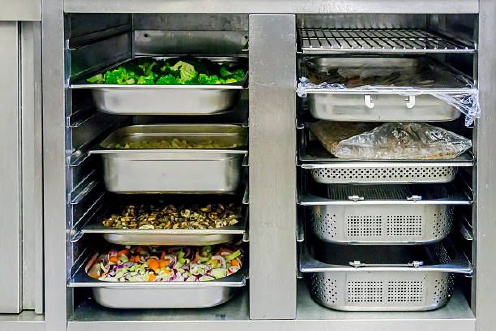 Холодильное оборудование срок. Холодильная камера для овощей 30мкв. Холодильная камера для овощей 200м2. Оборудование для хранения пищевых продуктов. Холодильник с камерой для овощей.