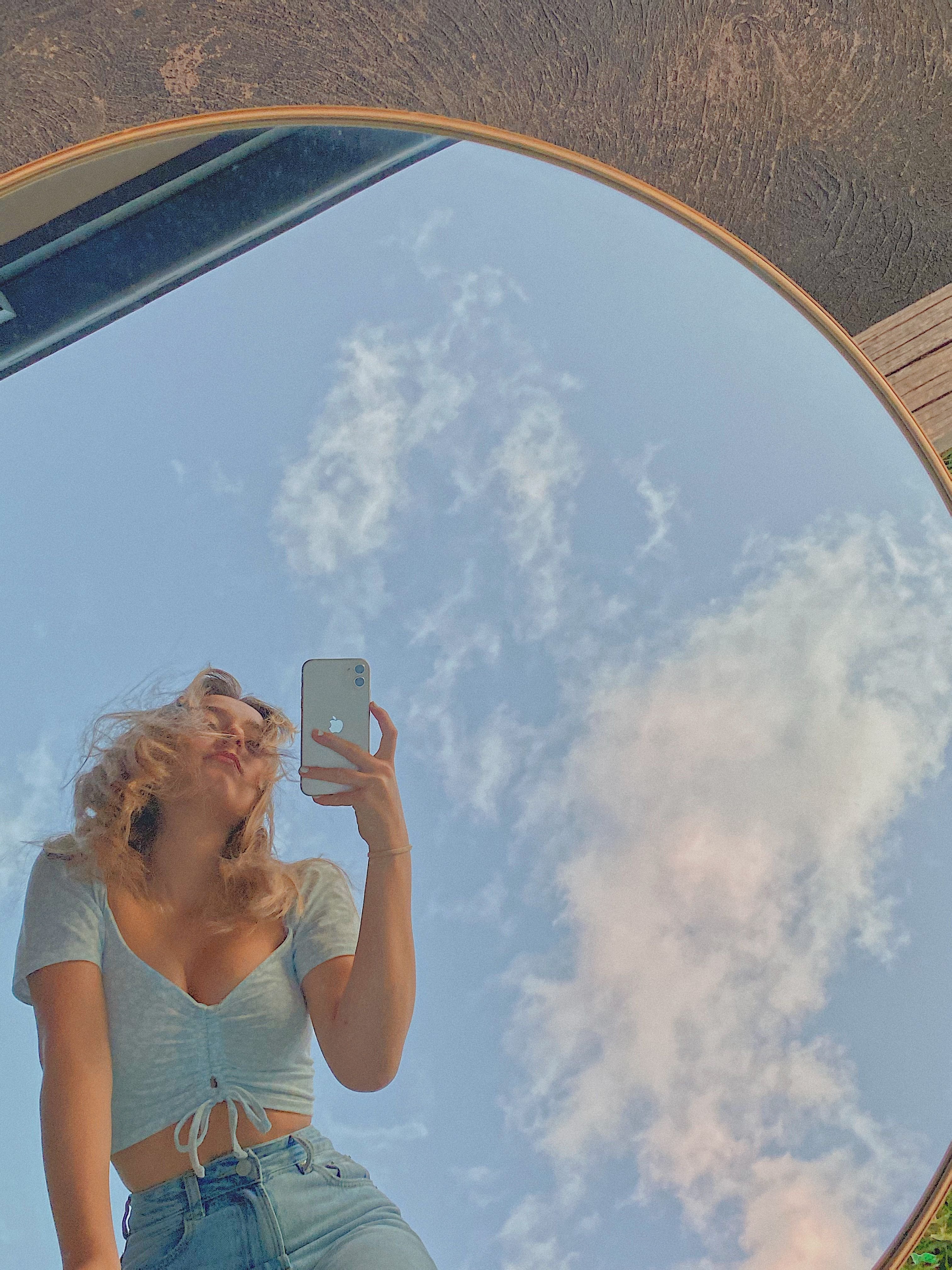 Закрытые фото инстаграм. Селфи с небом. Фотосессия летом с зеркалом. Идеи для фотосессии селфи. Делает селфи.