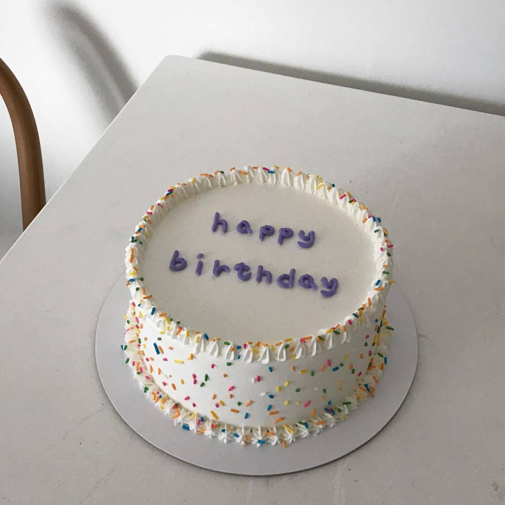 Дно рождения 2023. Тортик с днем рождения. Маленький тортик на день рождения. Декор торта на день рождения. Тортики с надписями.