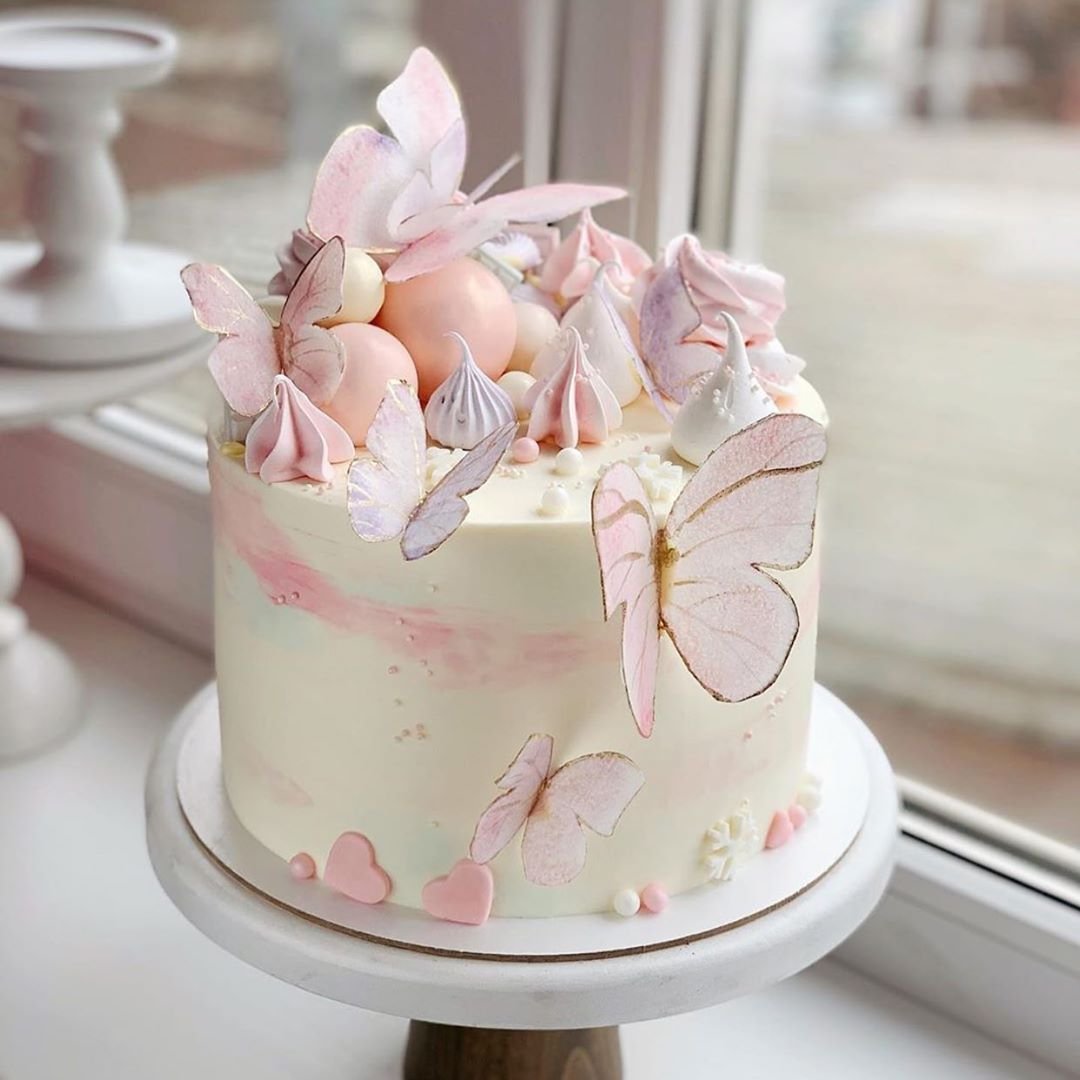 Торт с вафельными бабочками
