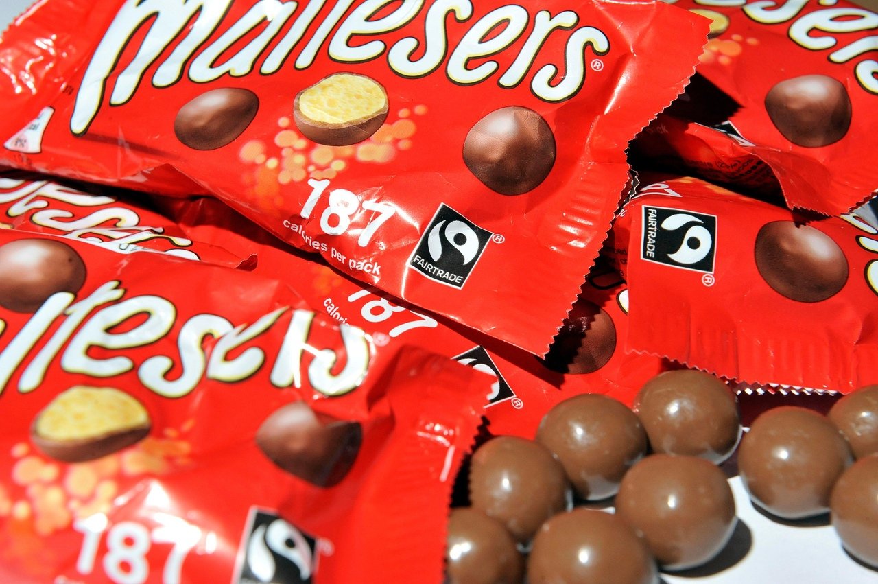 Шоколадные шарики в красной упаковке Maltesers