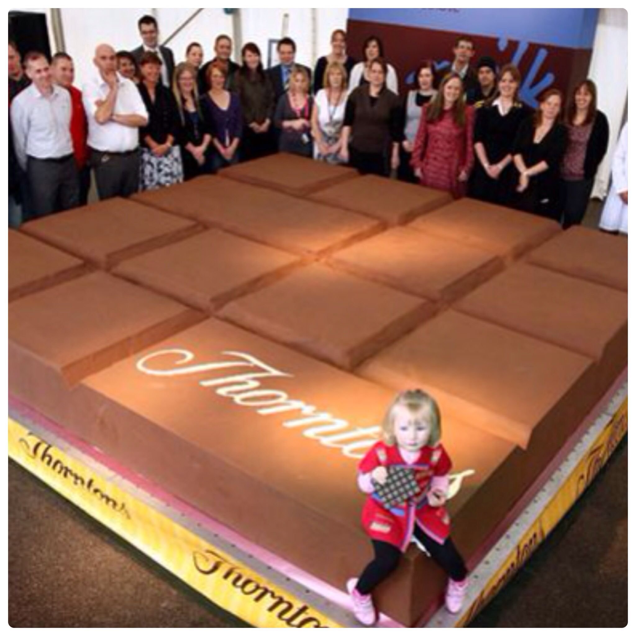 Шоколад бол. Самый большой шоколад в мире рекорд Гиннесса. Самая большая шоколадка в мире. Самая большая плитка шоколада Thorntons. Самая большая шоколадная плитка в мире.