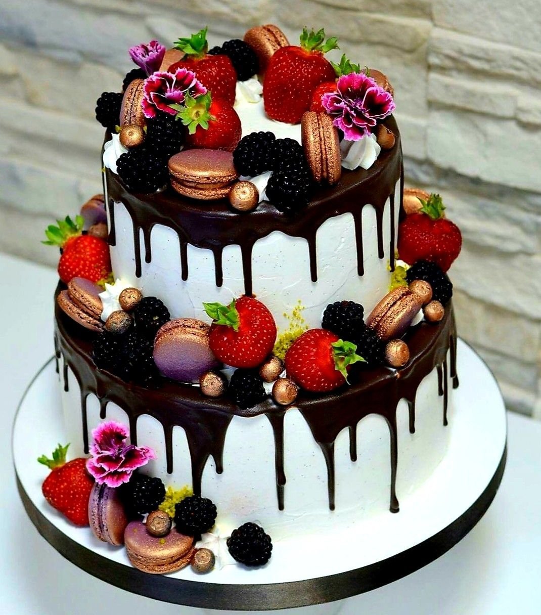 Торт с шоколадными шарами и ягодами