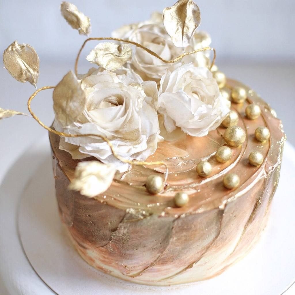 Украшение торта золотом. Крем чиз с кандурином. Торт покрытый кандурином. Кремовое украшение торта. Карамельные украшения для торта.