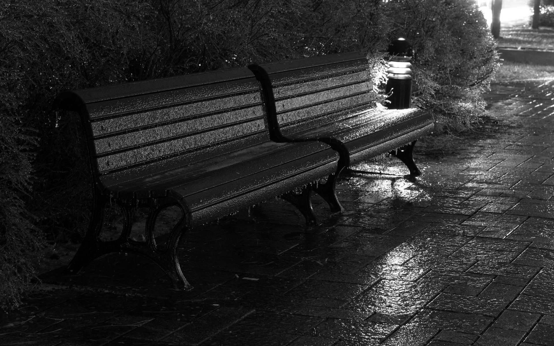 Какие грустные места. Скамейка в парке ночью. Скамейка в парке. Парк скамейка. Черная скамейка.