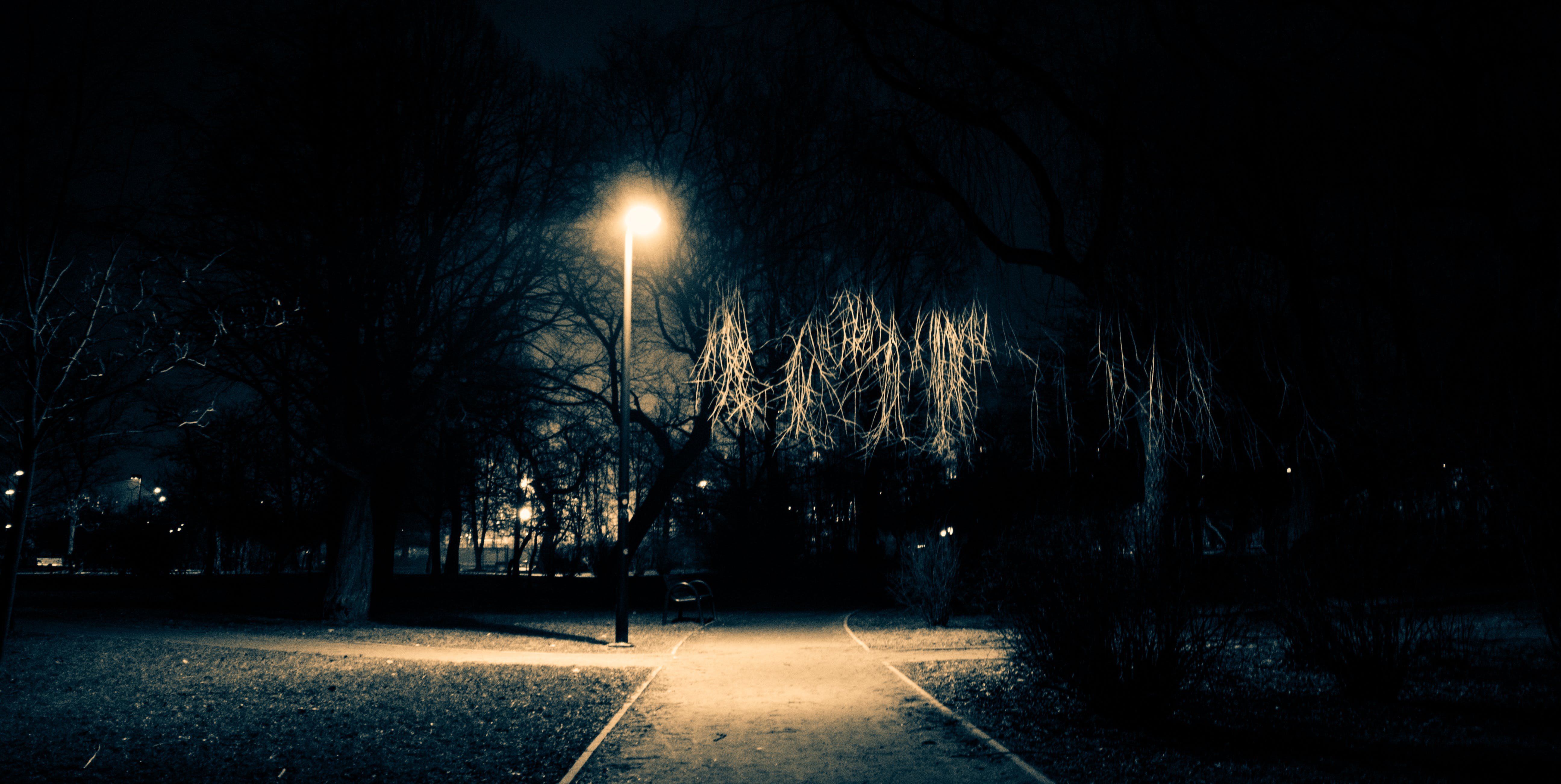 Музыка на улице ночью. Темнота на улице. Ночной парк. Улица ночью. Парк ночью.
