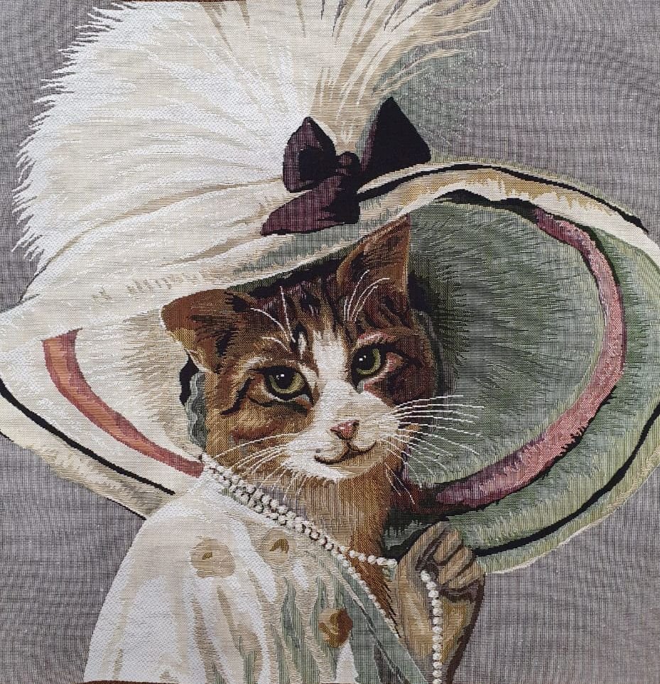 Характер кошки по подушечкам. Кошка в шляпе. Кошка в шляпке. Гобеленовые наволочки с кошками. Головные уборы для кошек.