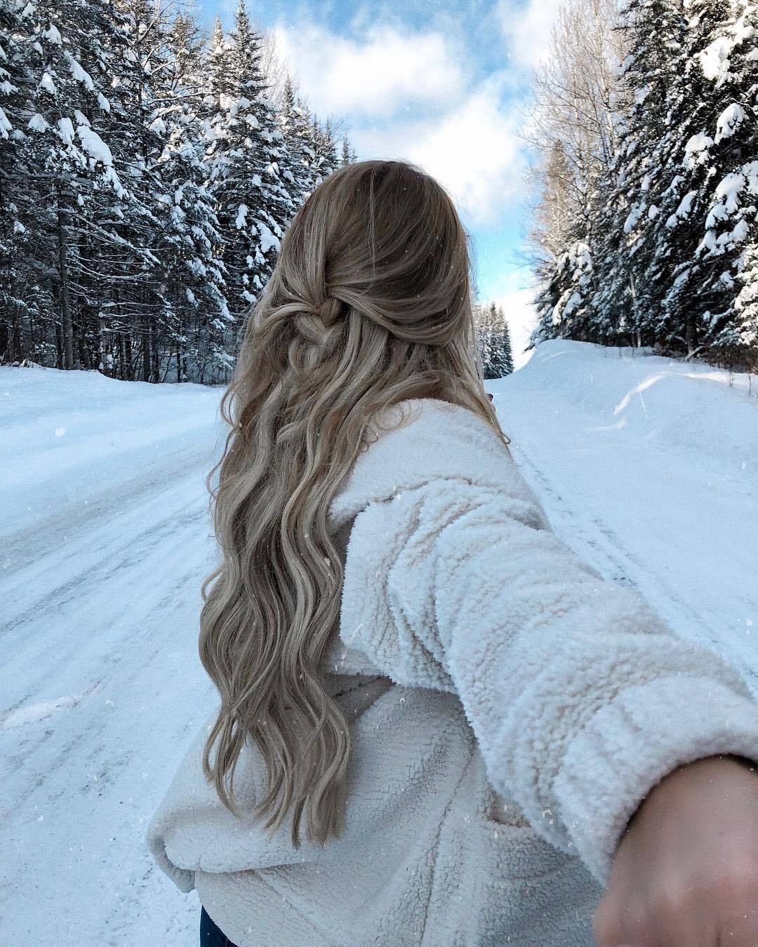 Фото девушки зимой со спины на аву 2019