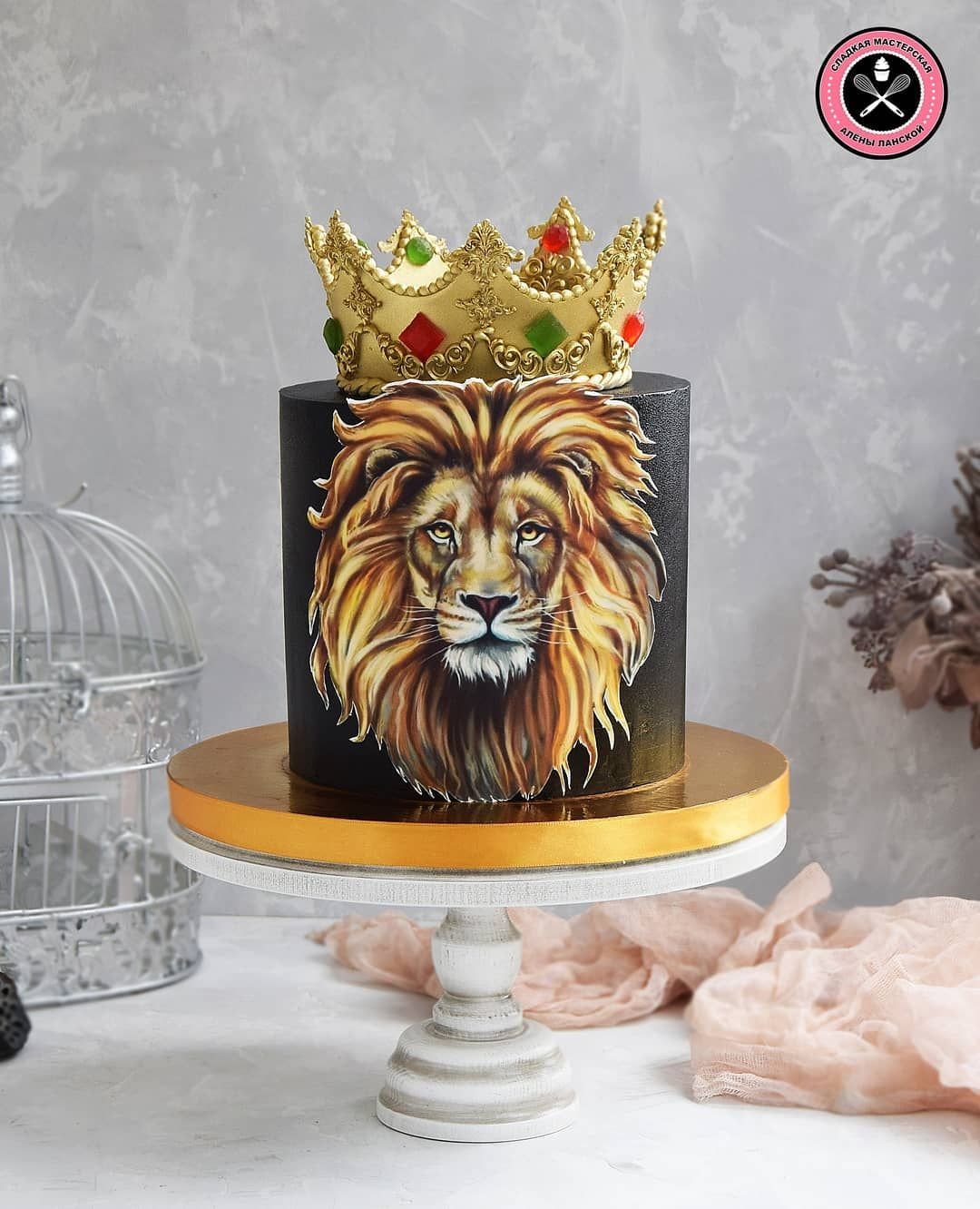Торт со львом и короной