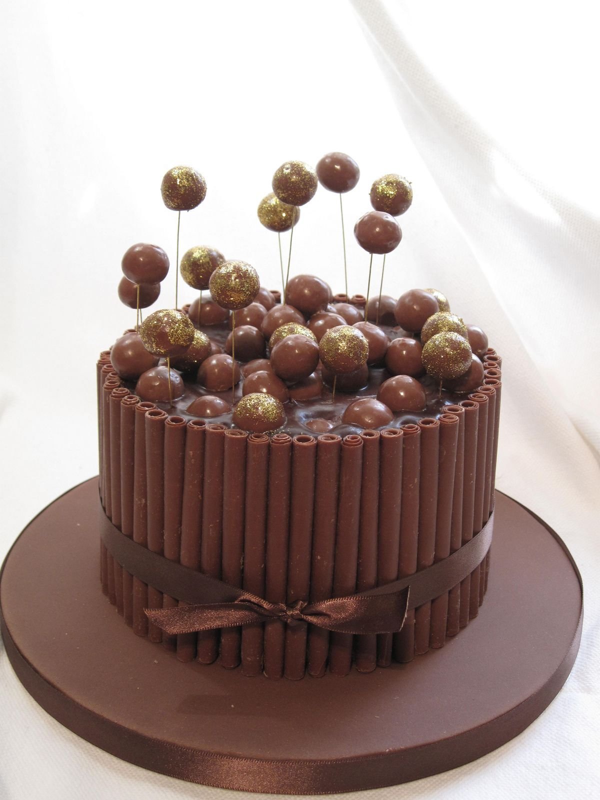 Детский торт с шоколадными шарами