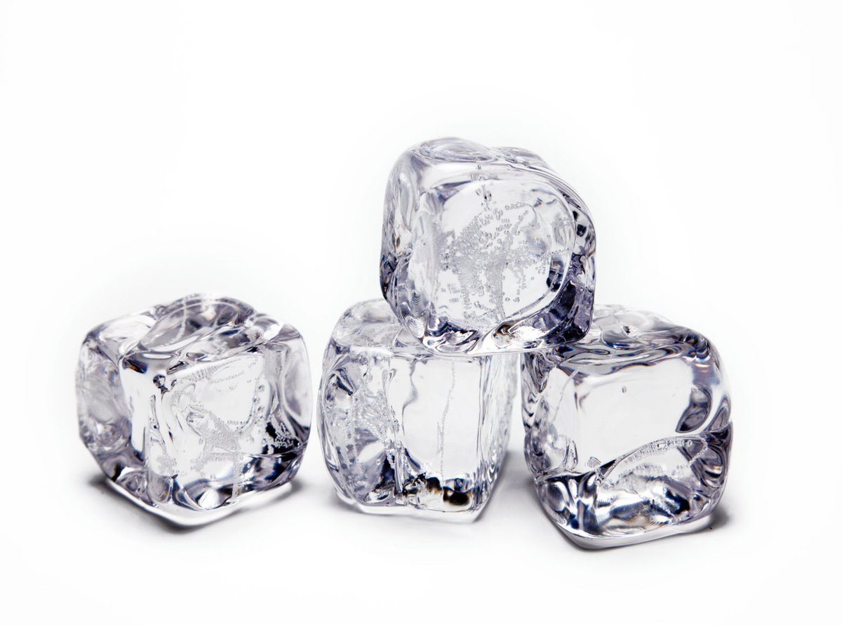 Как сделать кусочки льда. Кубики льда. Красивые кубики льда. Кусочки льда. Ледяной кубик.