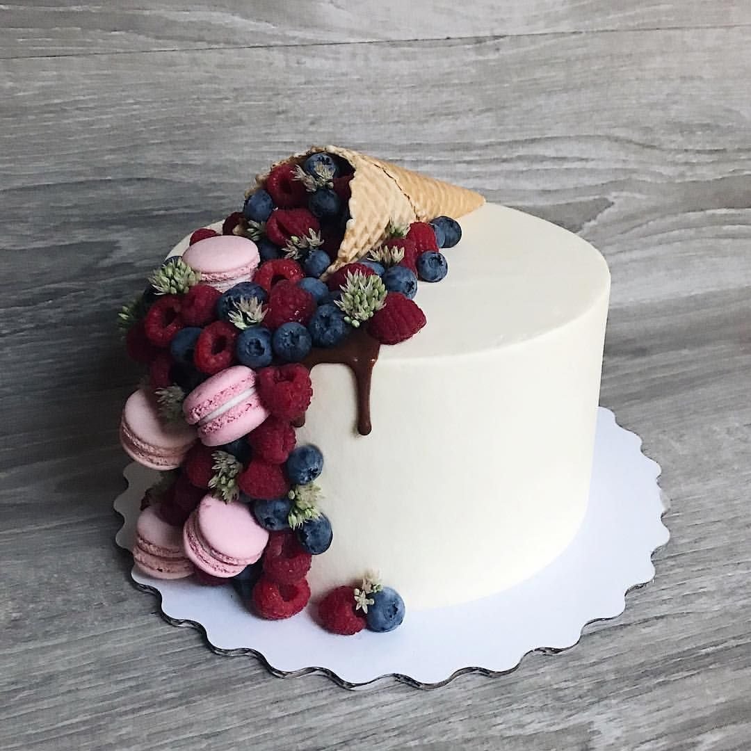 Торт украшенный вафельным рожком
